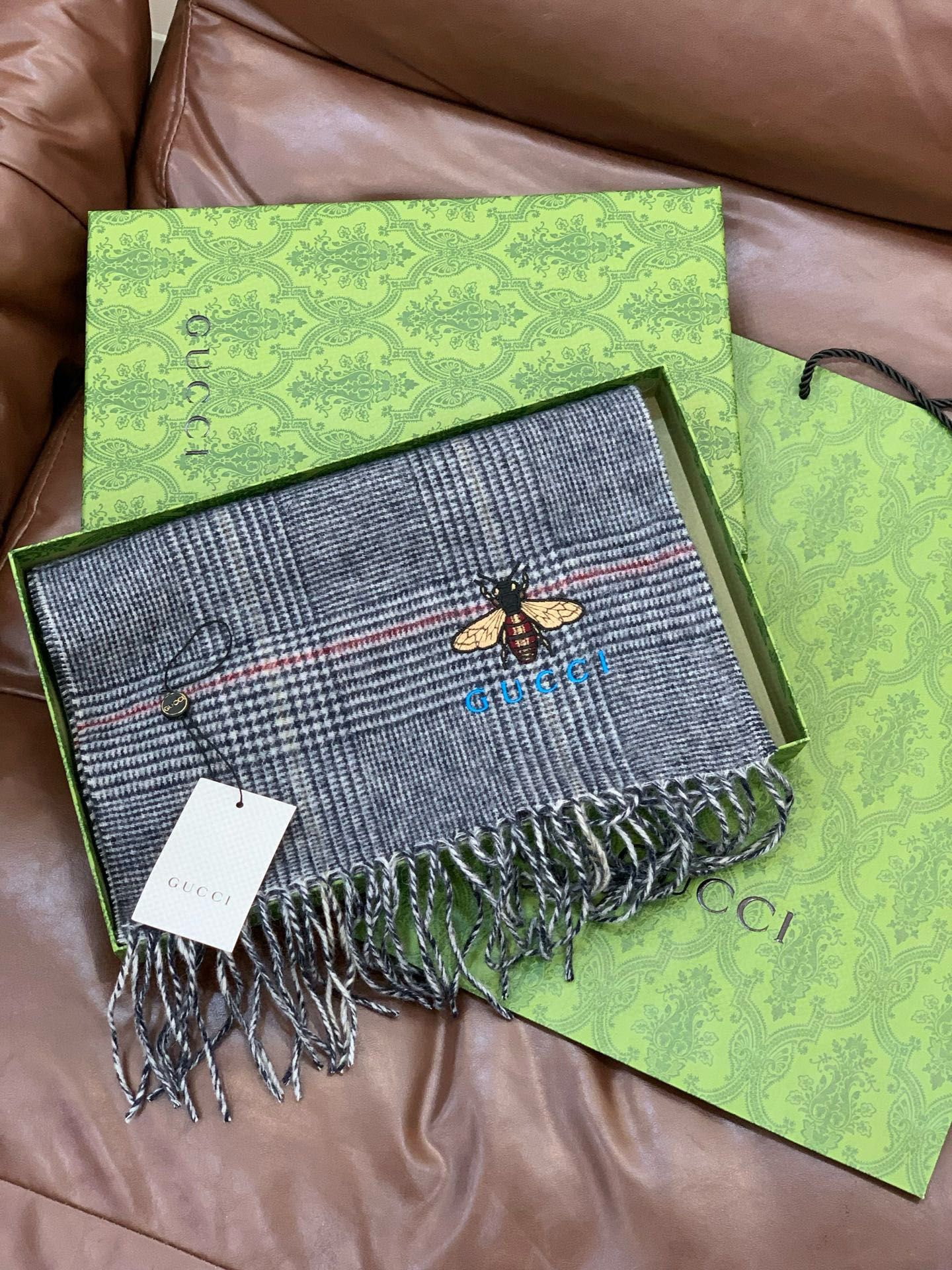 P90  📍家属福利❗经典小蜜蜂文字男女款围巾，重磅中的重磅👍这款就是满大街跑的也没我家这品质‼‼Gucci贸易公司渠道货，出口HK👍王牌产品，G热卖的经典男士围巾👌这个贸易公司非常牛逼，专门给大牌公司供面料，接订单！在业内很有影响力！这款围巾是工厂多做的部分，拿到手你会发现真心好，认准最高品质，今年一定是最炸的顶级高端男款围巾！！人手一条👍客供100%羔羊毛，进口的面料真的和国内大有区别，非常柔软舒适！！！工艺无敌难织，才能缔造这样的精致老花，手感非常亲肤柔软，一线的材料，就连我专业围巾这么多年的也要自留好几条‼人手留几条送礼首选‼尺寸规格190*32