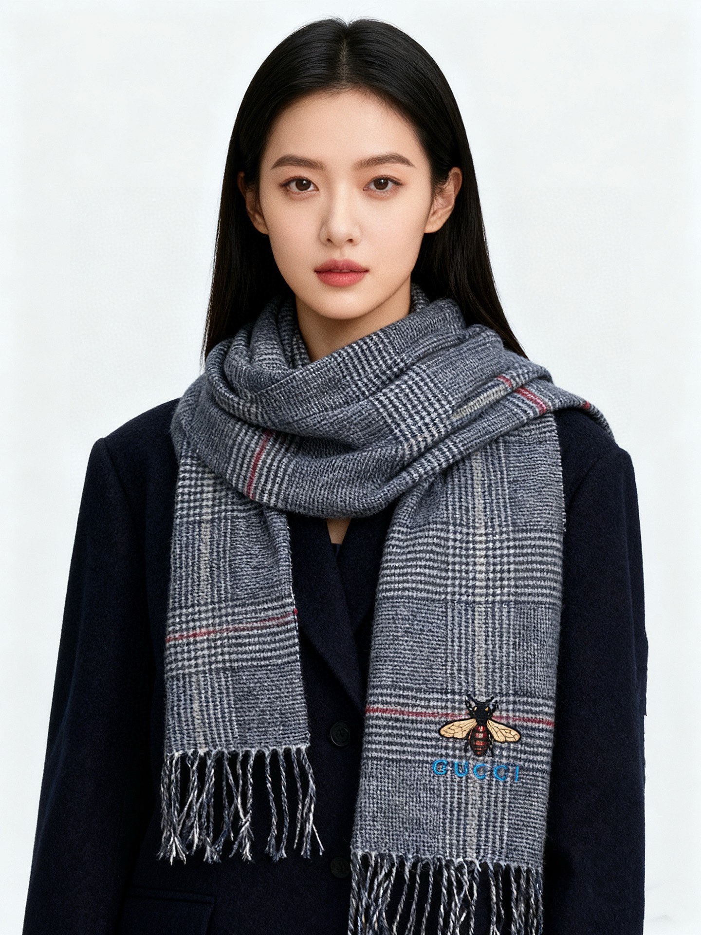 P90  📍家属福利❗经典小蜜蜂文字男女款围巾，重磅中的重磅👍这款就是满大街跑的也没我家这品质‼‼Gucci贸易公司渠道货，出口HK👍王牌产品，G热卖的经典男士围巾👌这个贸易公司非常牛逼，专门给大牌公司供面料，接订单！在业内很有影响力！这款围巾是工厂多做的部分，拿到手你会发现真心好，认准最高品质，今年一定是最炸的顶级高端男款围巾！！人手一条👍客供100%羔羊毛，进口的面料真的和国内大有区别，非常柔软舒适！！！工艺无敌难织，才能缔造这样的精致老花，手感非常亲肤柔软，一线的材料，就连我专业围巾这么多年的也要自留好几条‼人手留几条送礼首选‼尺寸规格190*32