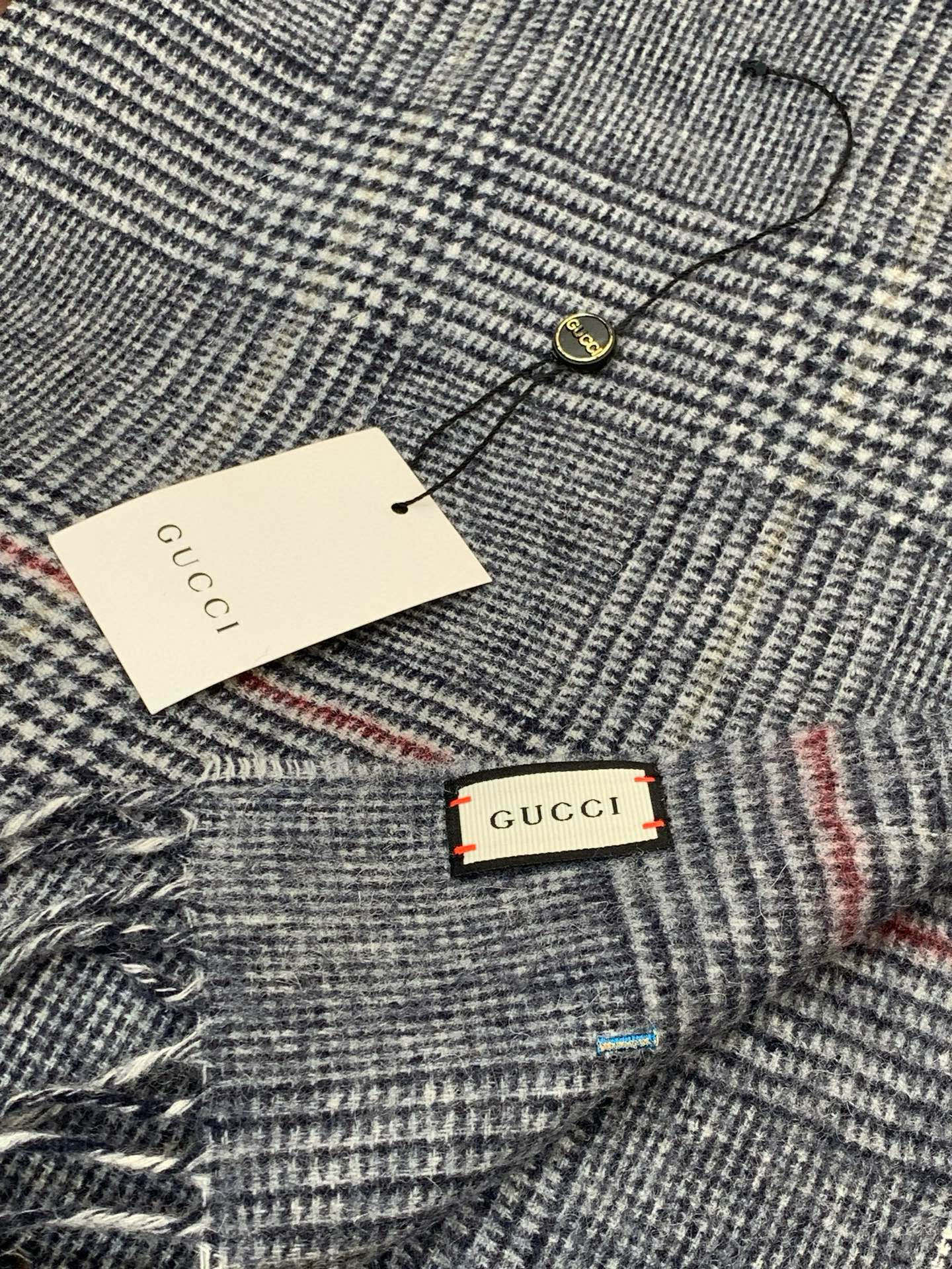 P90  📍家属福利❗经典小蜜蜂文字男女款围巾，重磅中的重磅👍这款就是满大街跑的也没我家这品质‼‼Gucci贸易公司渠道货，出口HK👍王牌产品，G热卖的经典男士围巾👌这个贸易公司非常牛逼，专门给大牌公司供面料，接订单！在业内很有影响力！这款围巾是工厂多做的部分，拿到手你会发现真心好，认准最高品质，今年一定是最炸的顶级高端男款围巾！！人手一条👍客供100%羔羊毛，进口的面料真的和国内大有区别，非常柔软舒适！！！工艺无敌难织，才能缔造这样的精致老花，手感非常亲肤柔软，一线的材料，就连我专业围巾这么多年的也要自留好几条‼人手留几条送礼首选‼尺寸规格190*32