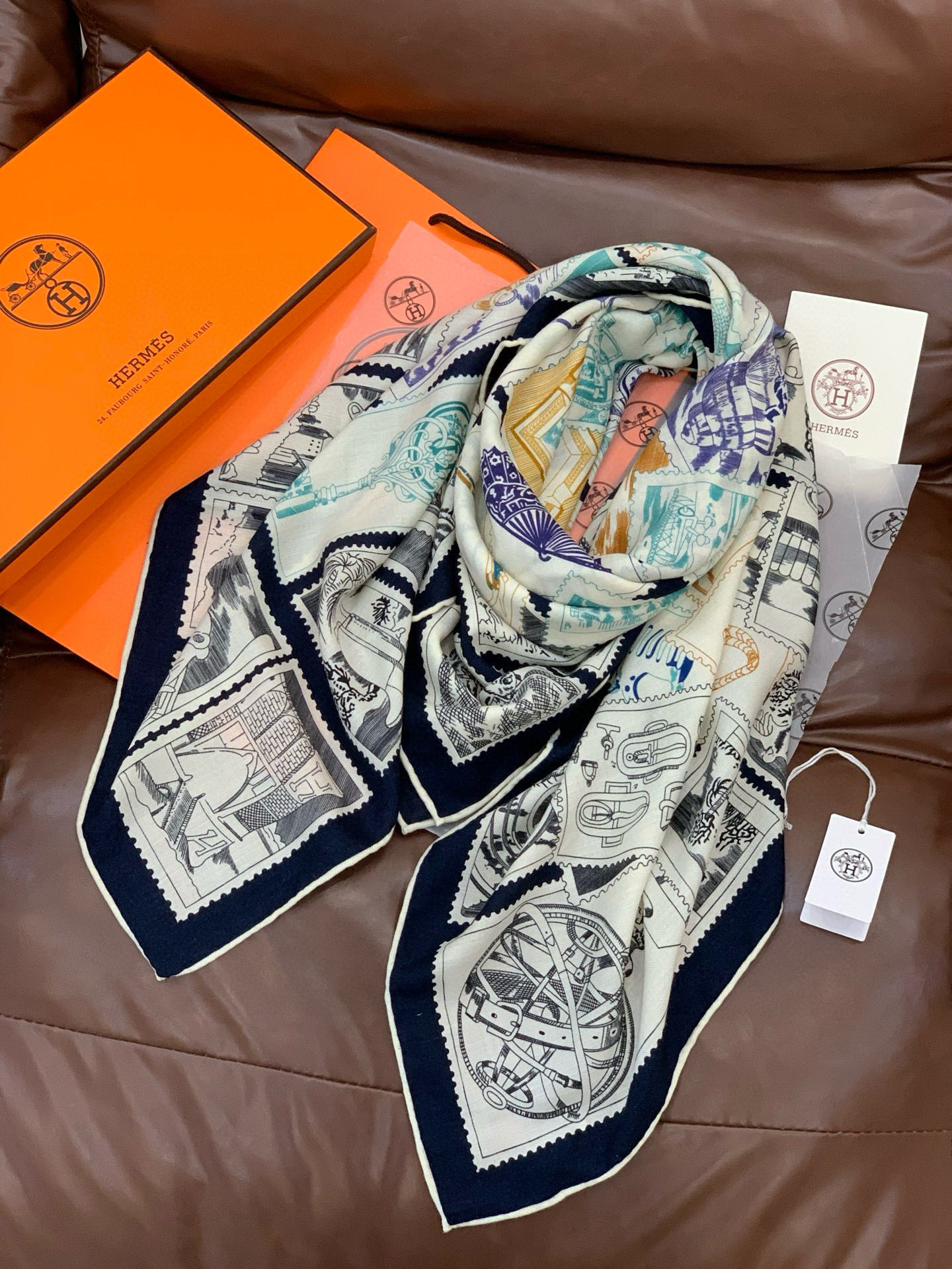 💟2025年秋冬抢先 上新💞【双面同色丝绒绒方巾】手工卷边山羊绒和真丝混纺披肩（70%山羊绒，30%桑蚕