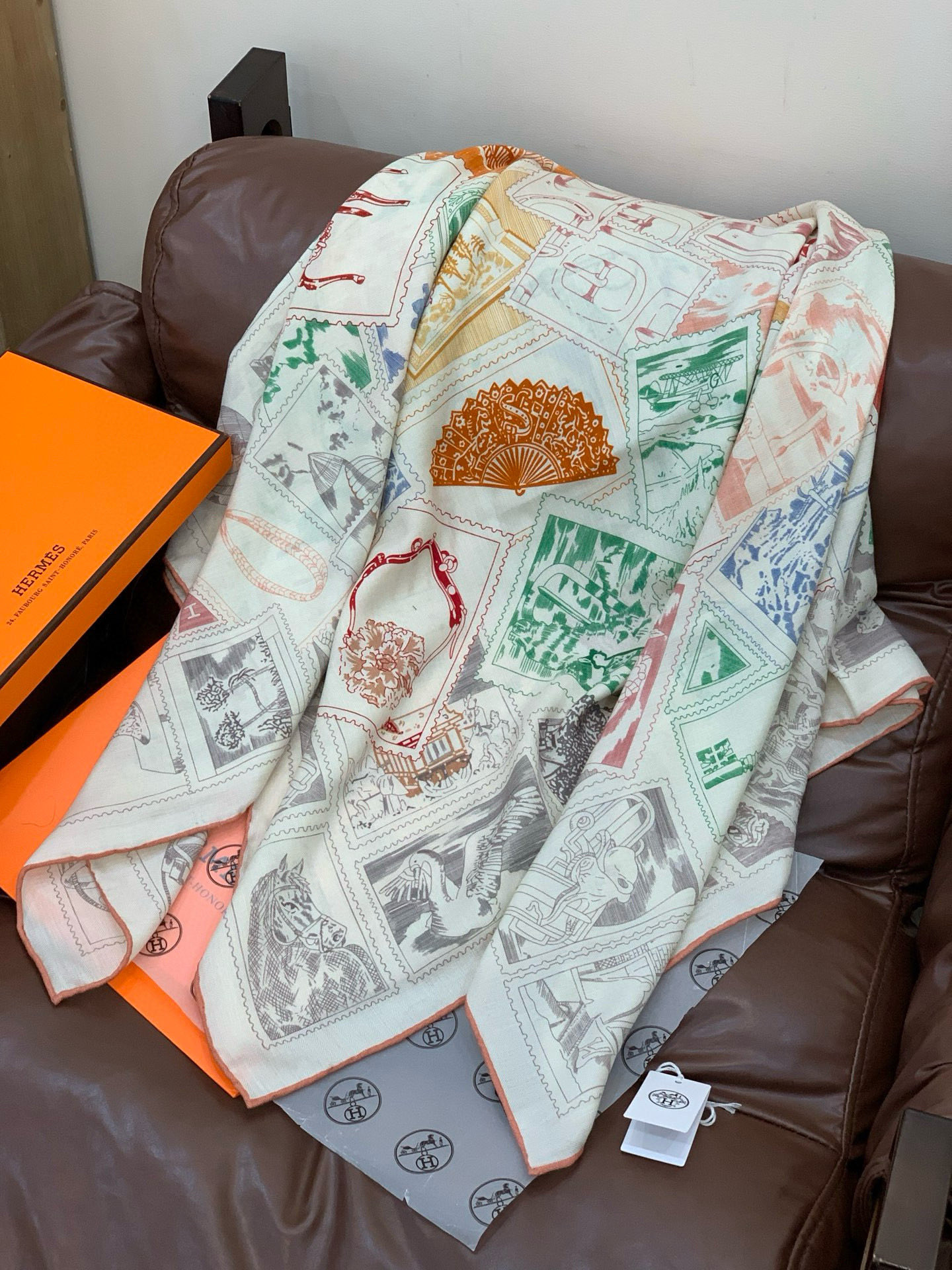 💟2025年秋冬抢先 上新💞【双面同色丝绒绒方巾】手工卷边山羊绒和真丝混纺披肩（70%山羊绒，30%桑蚕