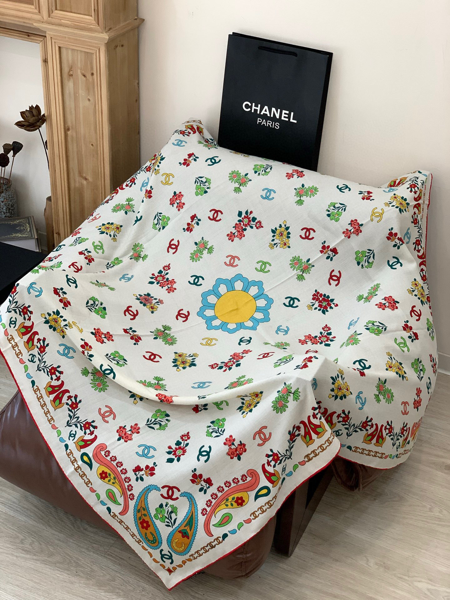 2025秋冬高级成衣系列～Chanel 【140双面同色丝绒披肩】此系列谱写一曲自由轻灵的赞歌本系列作品