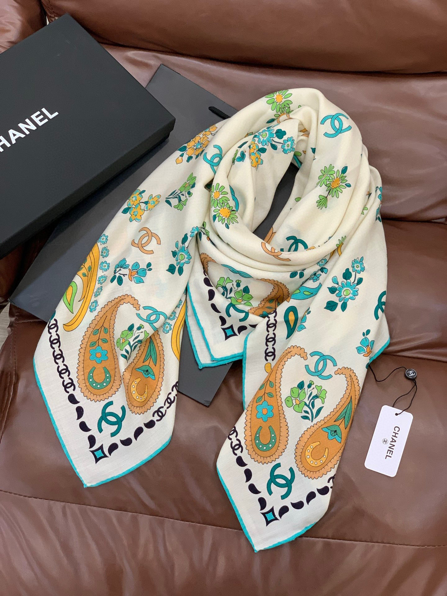 2025秋冬高级成衣系列～Chanel 【140双面同色丝绒披肩】此系列谱写一曲自由轻灵的赞歌本系列作品