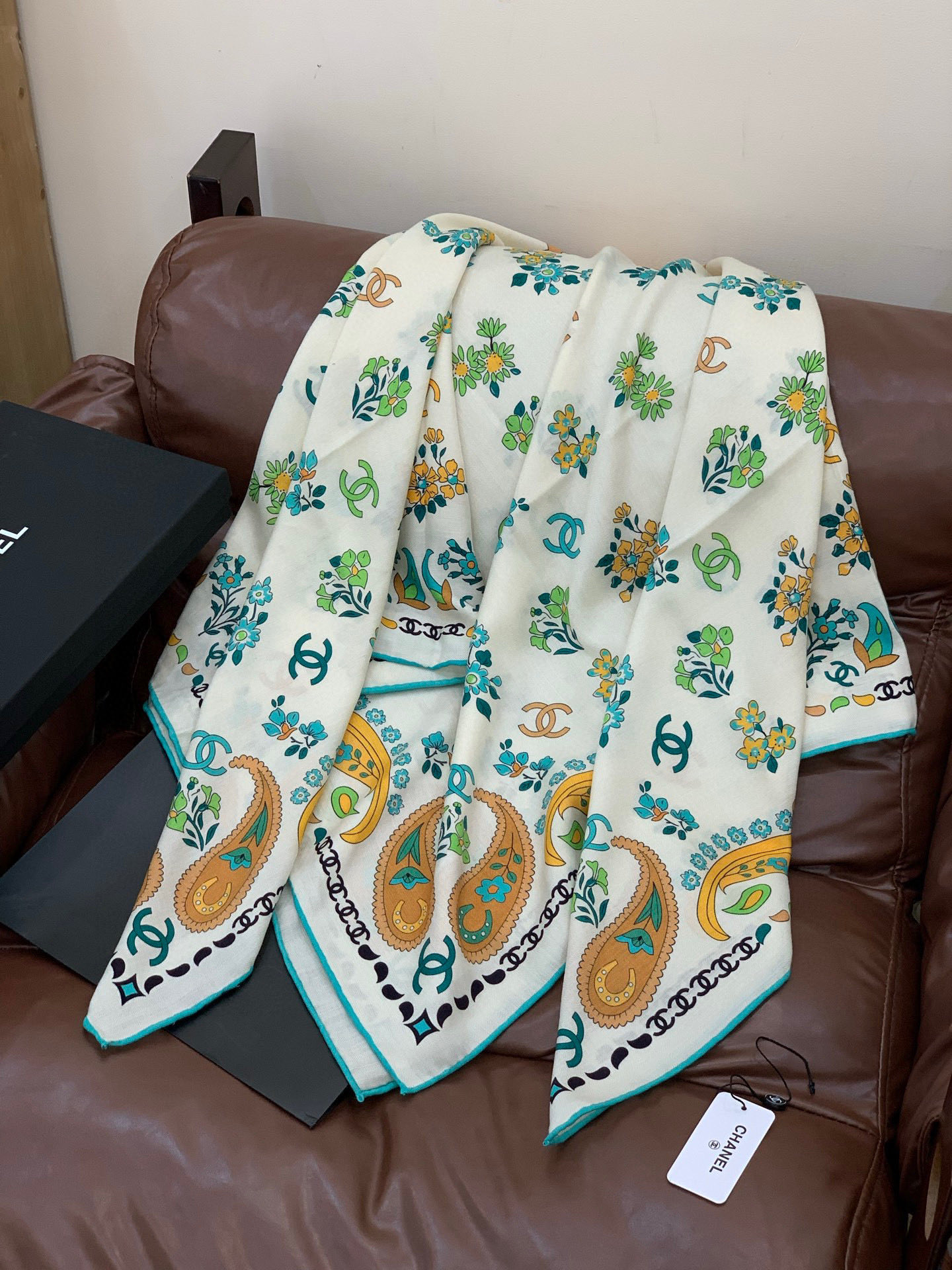 2025秋冬高级成衣系列～Chanel 【140双面同色丝绒披肩】此系列谱写一曲自由轻灵的赞歌本系列作品