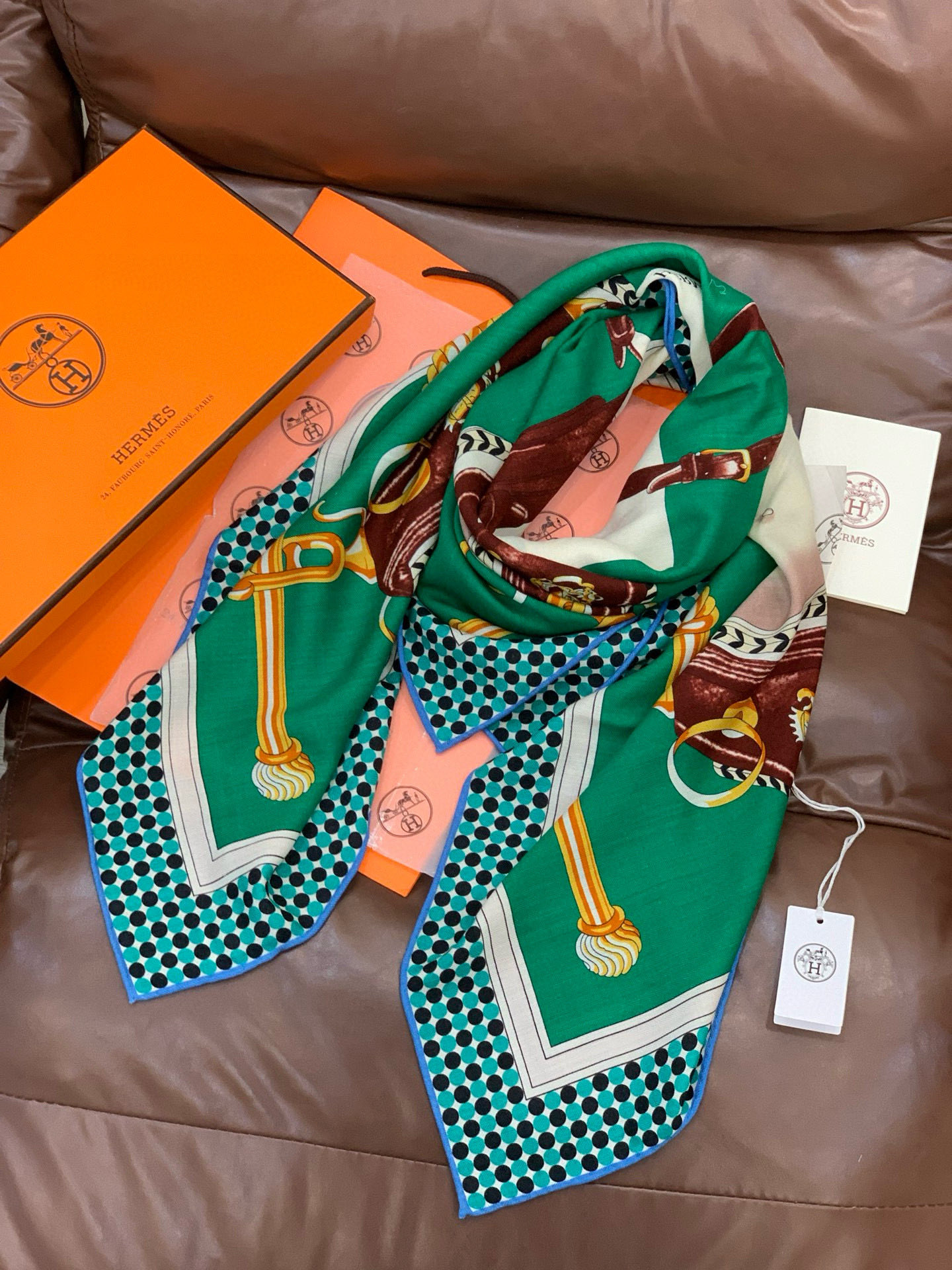 【140顶级丝羊绒双面同色披肩『骏马之城』！！超级气质！！】不仅美有其表，更有好品质与好细节的出彩内质！