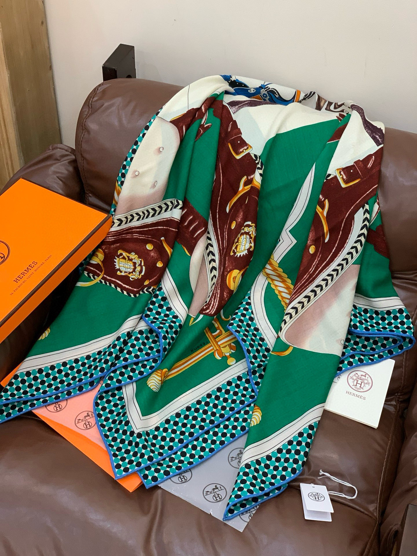 【140顶级丝羊绒双面同色披肩『骏马之城』！！超级气质！！】不仅美有其表，更有好品质与好细节的出彩内质！