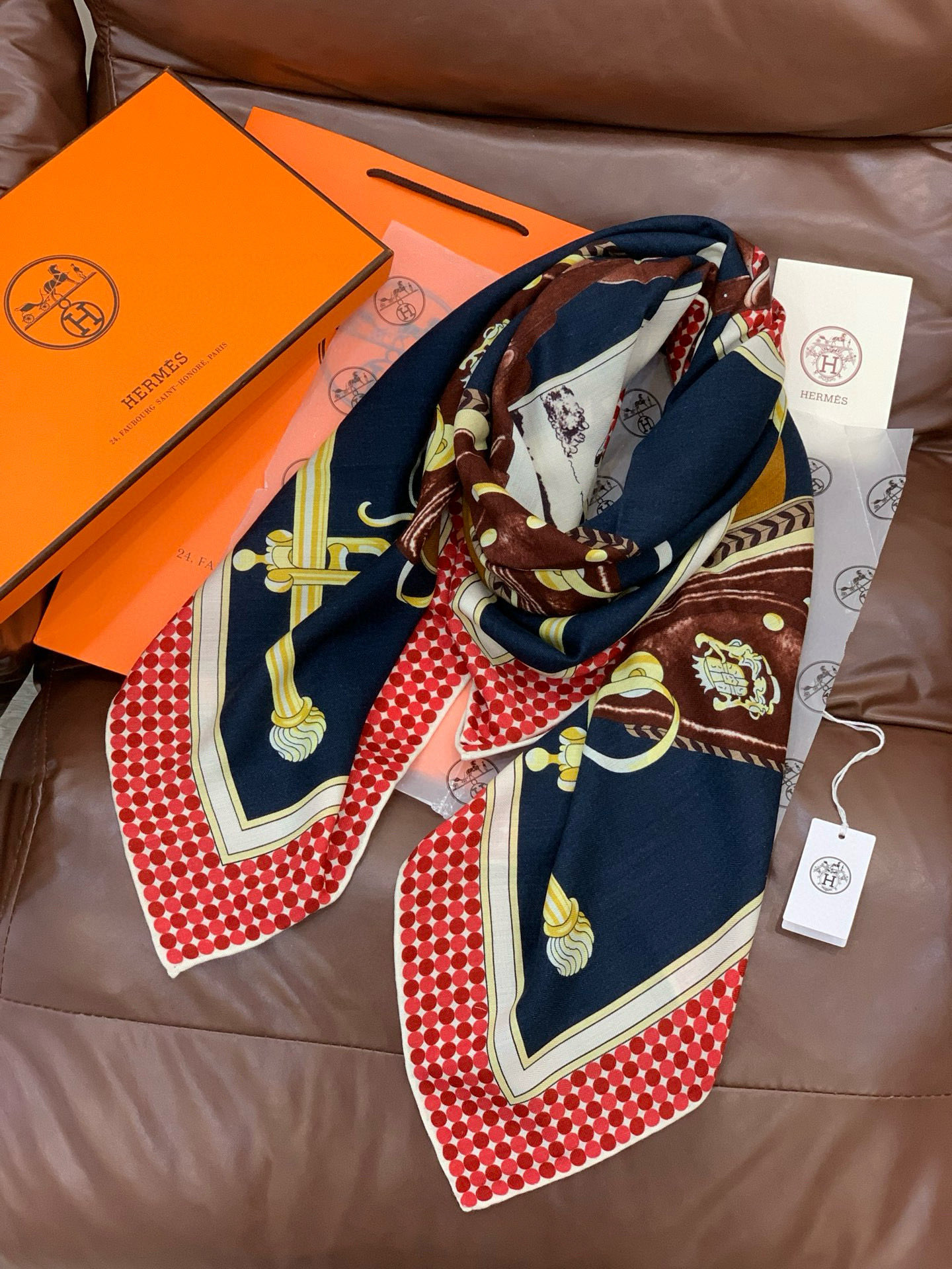 【140顶级丝羊绒双面同色披肩『骏马之城』！！超级气质！！】不仅美有其表，更有好品质与好细节的出彩内质！