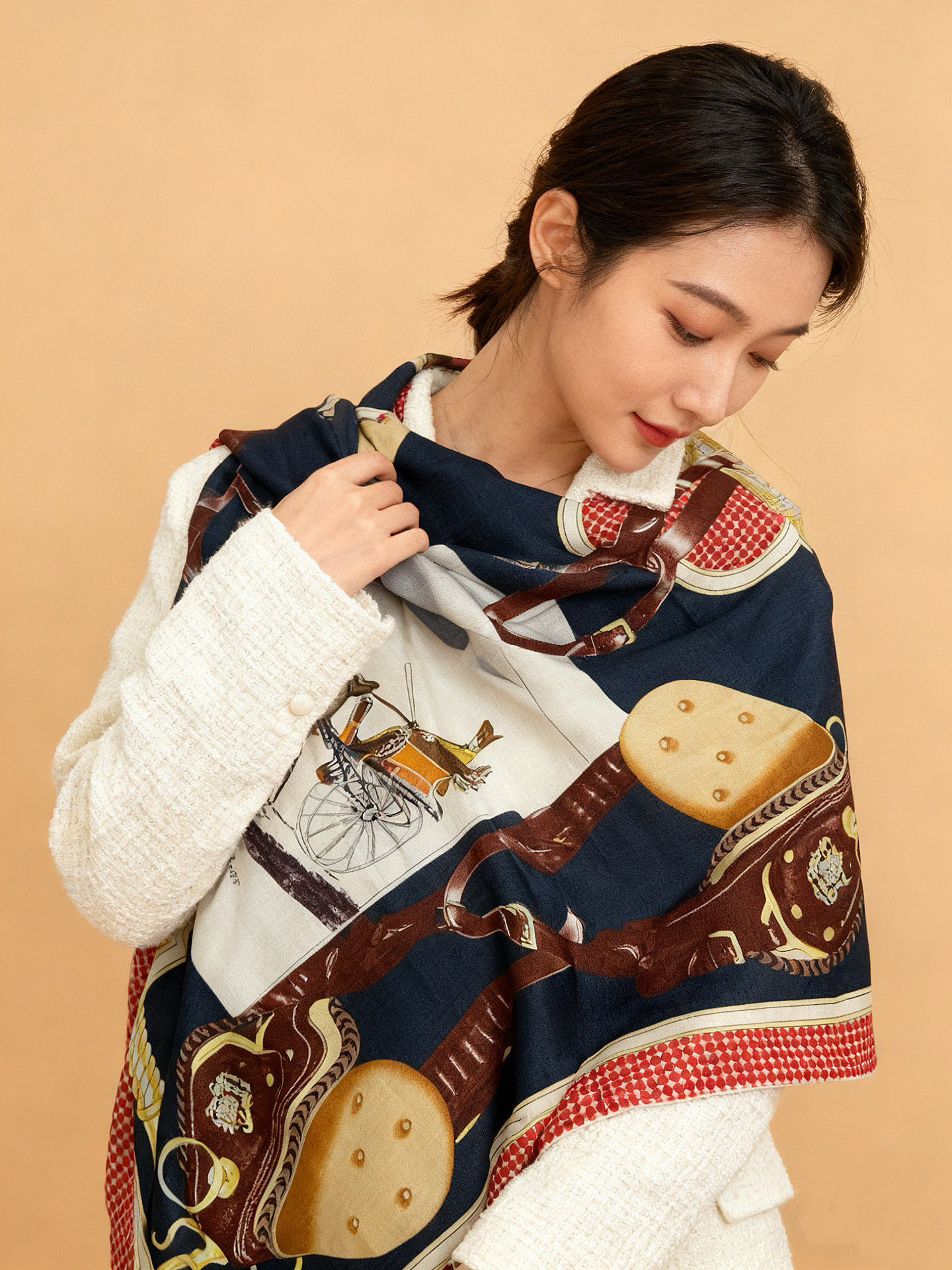 NO:603635,[140 top quality silk cashmere double-sided shawl of the same color 'City of Horses'!  !  Super temperament!  !  】Not only is the beauty on the outside, it also has a brilliant inner quality with good quality and good details!  !  Once you put it on, you will be filled with infinite gentleness!  !  High-end and tasteful, high-end and tonal, with a grandeur from within ~ noble and fashionable temperament!  !  Tolerant of all body shapes and temperaments!  !  The good quality and style are visible to the naked eye. I like the stable sense of fashion and high-end. The upper body has an aloof temperament, a feeling of freedom, and the texture is super good!  !  !  A piece of advice recommended by Tao Fei!  !  !  Let’s focus on the soul fabric of this product, which is made of the latest top-grade 70% cashmere 30% silk fabric, which is really super comfortable!  !  !  Size specification 140*140cm high specification custom-grade herringbone silk cashmere square scarf. High version scarf, high version scarf, real silk, shawls19860909【140顶级丝羊绒双面同色披肩 『骏马之城』！！超级气质！！】不仅美有其表,更有好品质与好细节的出彩内质！！一上身就能让人充满无限的温柔气质！！高级有品味,高级有调性,有着从内自带的大气~ 气质高贵时髦！！包容各种身材和气质！！肉眼可见的好品质,好款式,喜欢这种稳稳的时髦感和高级感,上身有着一种孤傲的气质,自由的感觉,质感超级好！！！掏心陶肺推荐的一条！！！重点再说下这款的灵魂面料,采用最新顶级70羊绒30真丝面料,真的超级舒服！！！尺寸规格140*140cm高规格定制级人字纹真丝羊绒方巾.高版本围巾,高版本围巾,real silk,shawls,scarf