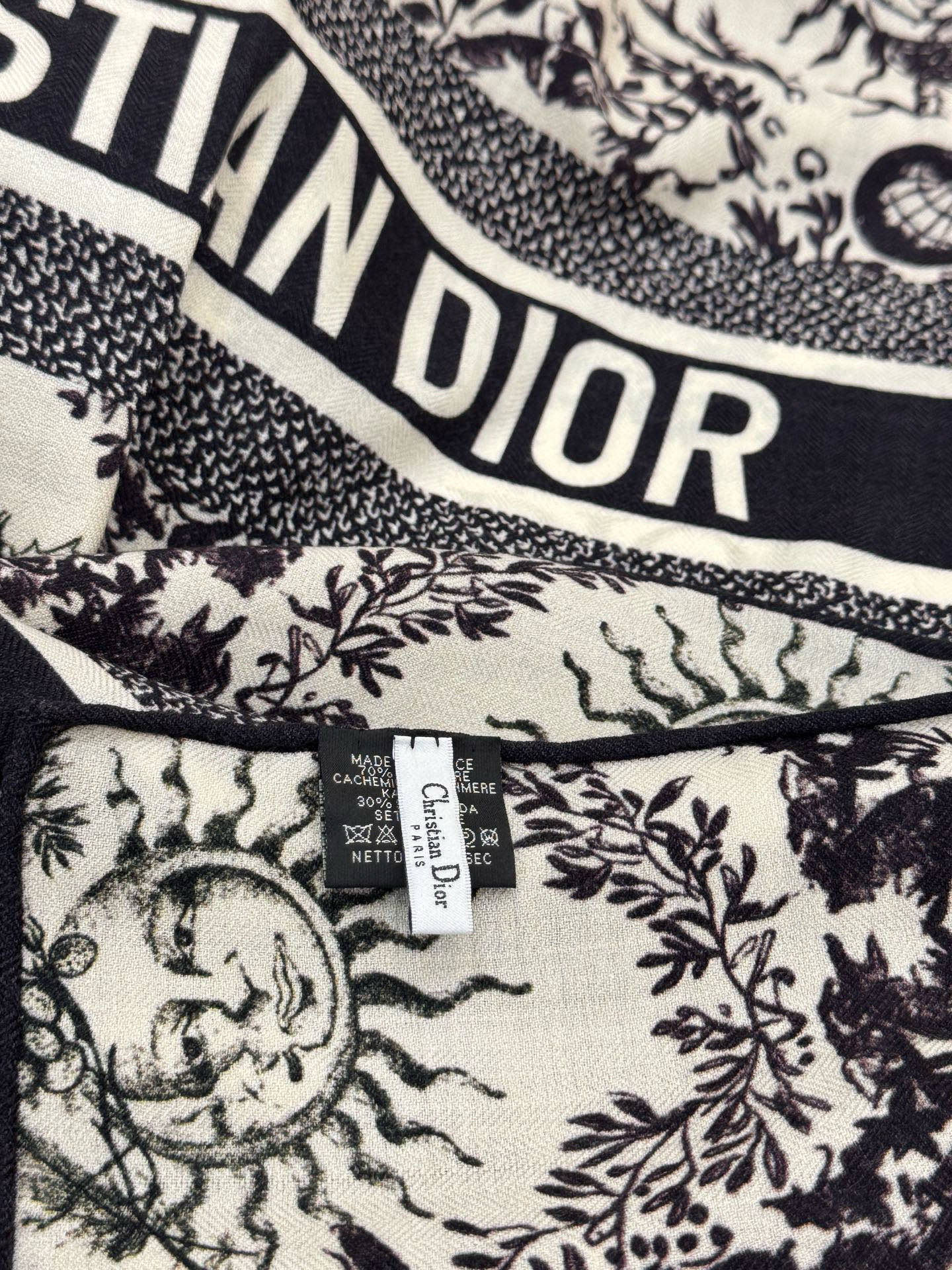 Dior 140丝绒双面同色印花披肩这款 Dior 丝绒披肩以彼得罗•鲁福（Pietro Ruffo）设