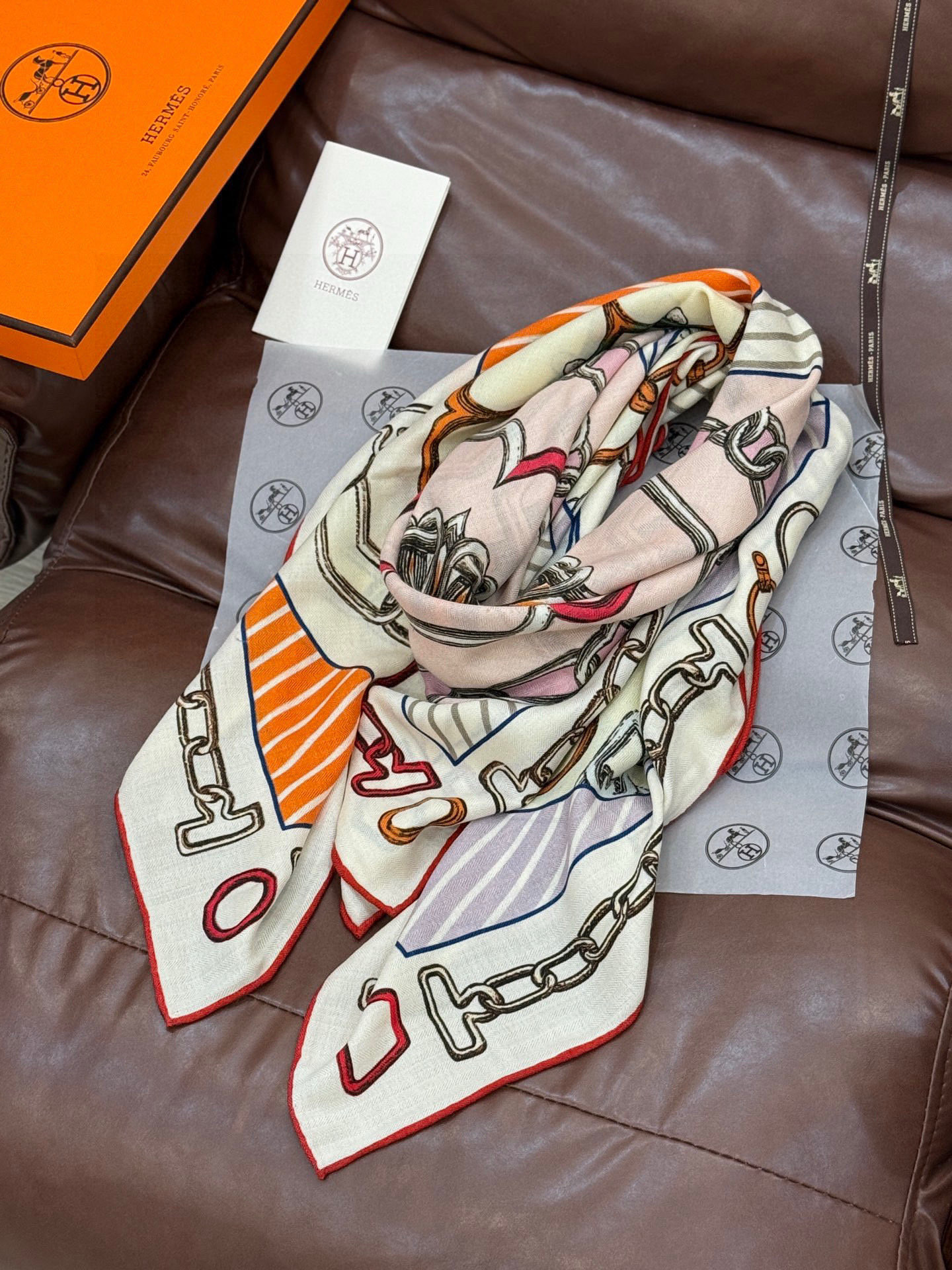 💟2025年早秋上新💞【双面同色丝绒方巾】手工卷边山羊绒和真丝混纺披肩（70%山羊绒，30%桑蚕丝）这款