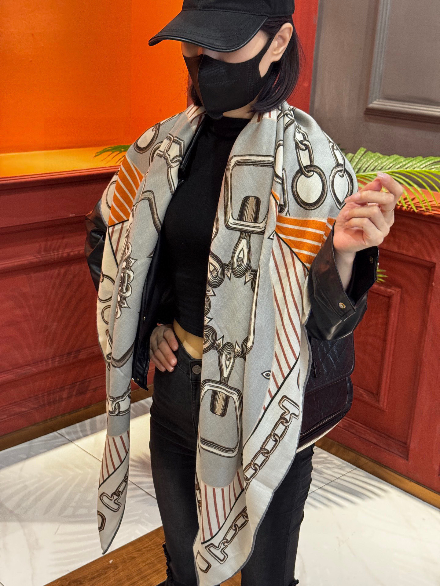 NO:603645,New for early autumn 2025 [Double-sided velvet square scarf of the same color] Hand-rolled cashmere and silk blended shawl (70% cashmere, 30% mulberry silk) This shawl is made of classic cashmere and silk blended fabric, soft and light, easy to wear. A must-have for air-conditioned rooms!  Ideal for colder days or cooler nights. Dimensions 140x 140 cm | Due to the hand-rolled edges of this shawl, the dimensions may vary slightly from the stated size. High version scarf, high version scarf, real silk, shawls198609092025年早秋上新【双面同色丝绒方巾】手工卷边山羊绒和真丝混纺披肩（70山羊绒,30桑蚕丝） 这款披肩采用经典山羊绒和真丝混纺面料,柔软轻盈,佩戴方便.空调房必备！寒冷时分或微凉夜间的理想之选. 尺寸140x 140厘米 | 由于这款披肩采用手工卷边,与标示的尺寸或会略有不同 高版本围巾,高版本围巾,real silk,shawls,scarf