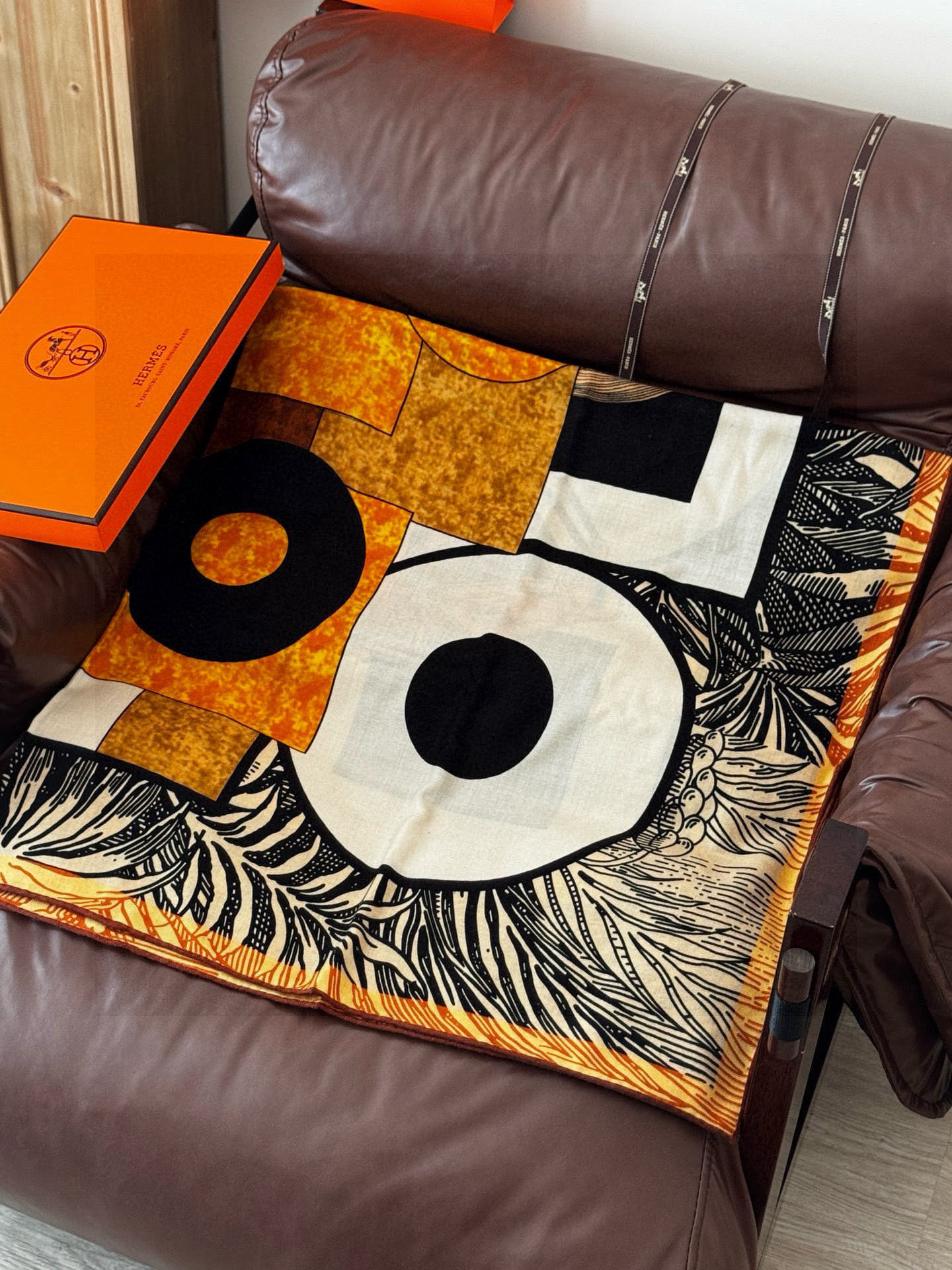 H，目前最热门的 “超现实爱马仕枢纽” 风靡全宇宙，听名字就充斥着未来空间♥️艺术品一样的存在，会绝版的