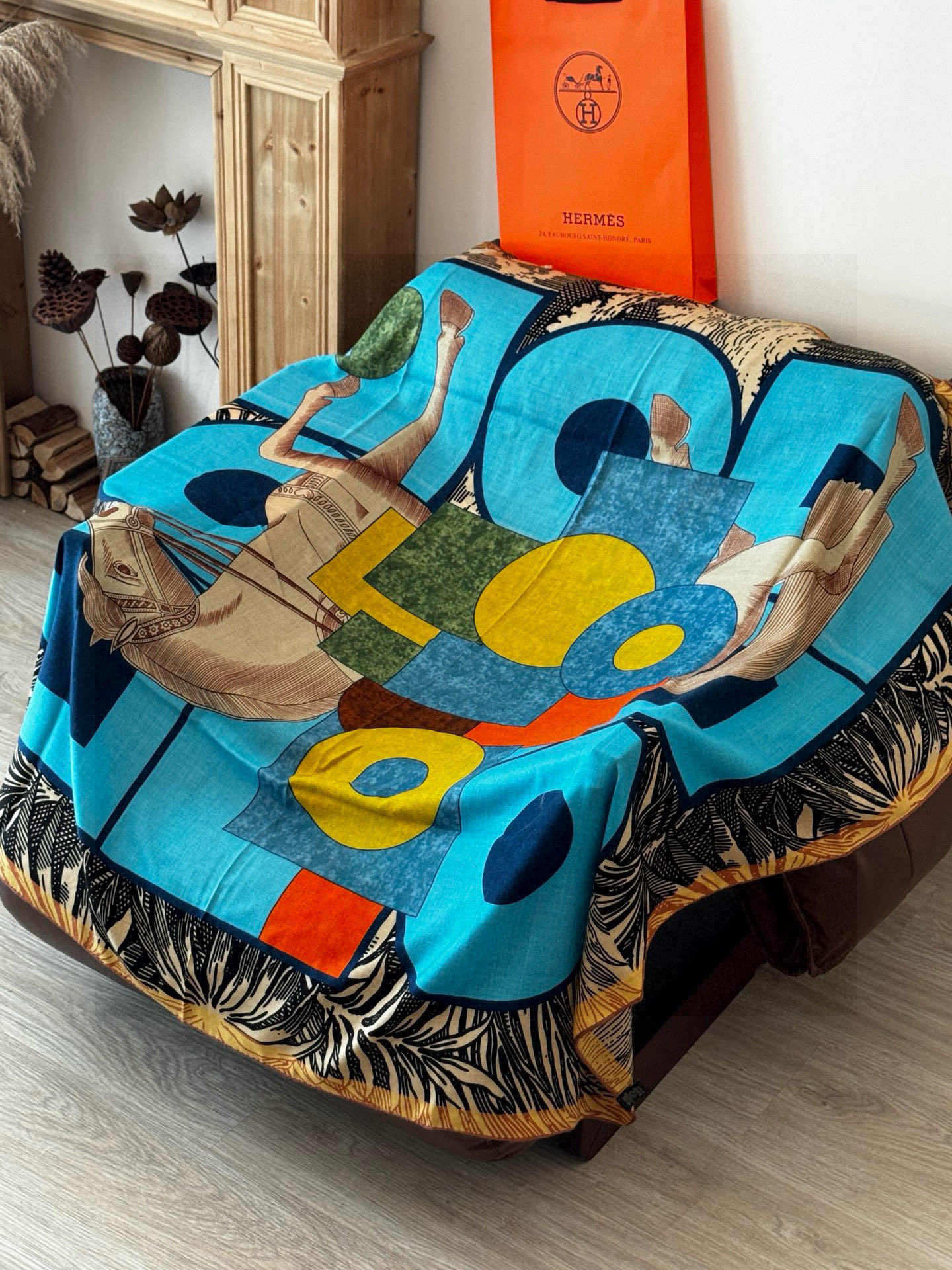 H，目前最热门的 “超现实爱马仕枢纽” 风靡全宇宙，听名字就充斥着未来空间♥️艺术品一样的存在，会绝版的