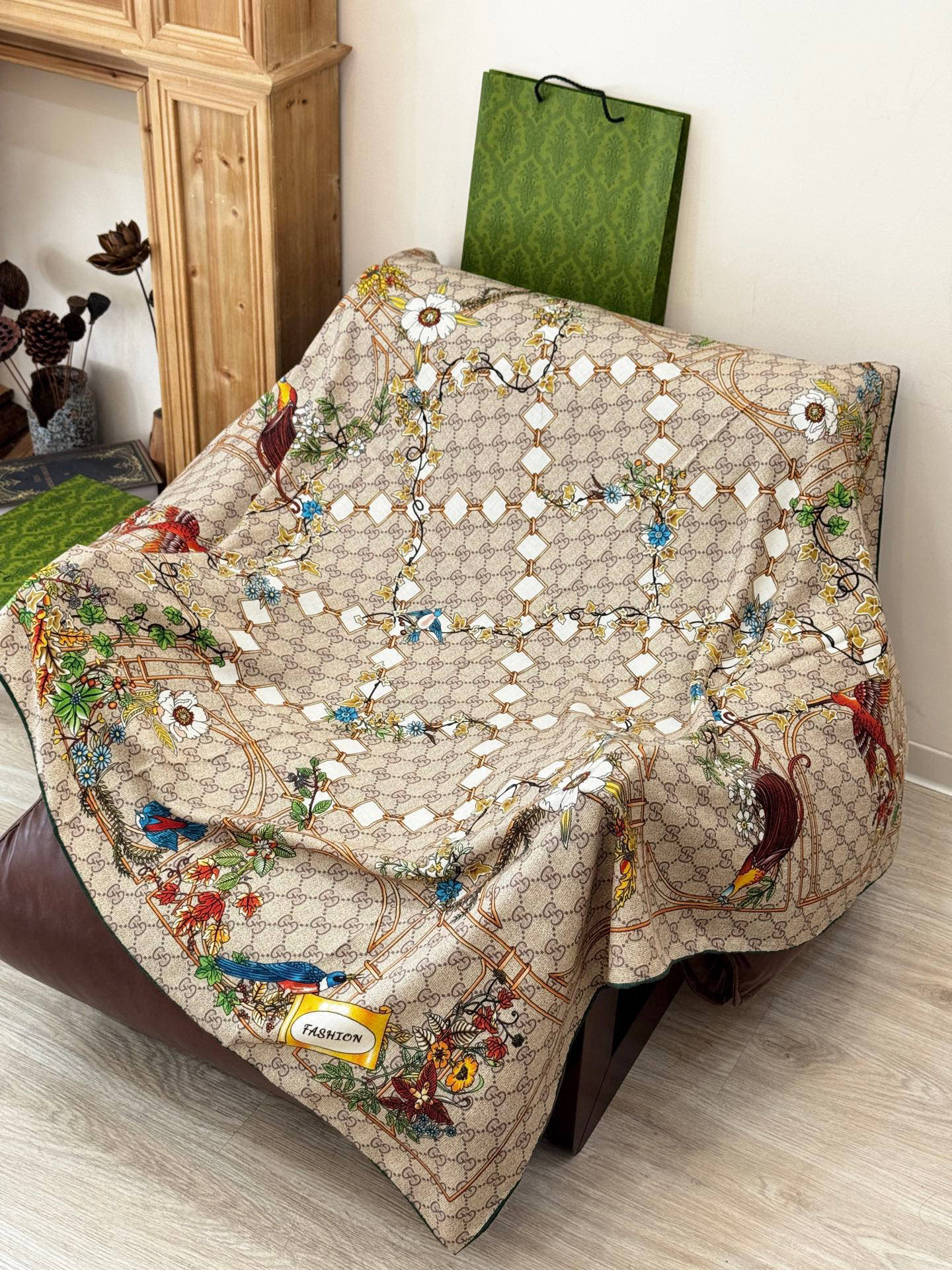 Gucci新款方巾 Gucci动物和花卉印花品牌典藏图案在与全新醒目印花的衬托下熠熠生辉。这款方巾匠心缀