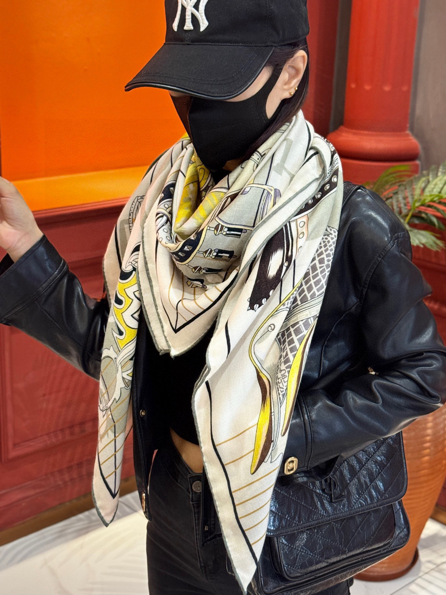 “鞍上世界”140丝绒方巾双面同色手工卷边丝绒方巾（30%真丝70%羊绒）这款披肩的经典单品展现强大而迷