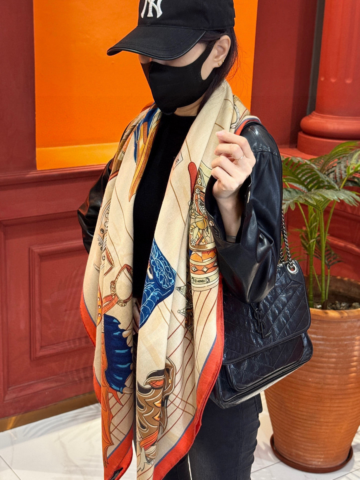 “鞍上世界”140丝绒方巾双面同色手工卷边丝绒方巾（30%真丝70%羊绒）这款披肩的经典单品展现强大而迷