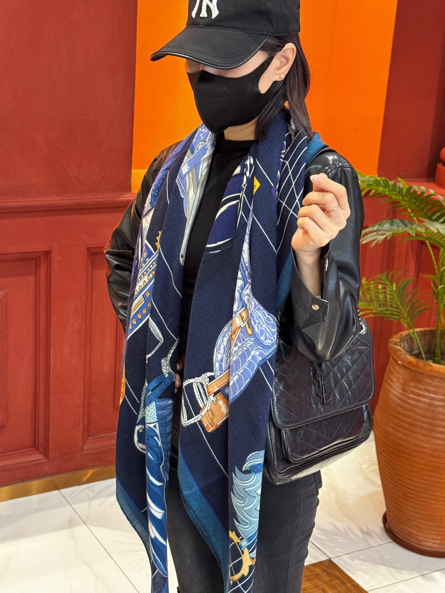 NO:603425,'The World on the Saddle' 140 velvet square scarf with same color on both sides, hand-rolled velvet square scarf (30% silk, 70% cashmere). This classic shawl shows the essence of strong and charming femininity. This 140% velvet square scarf is innovative, interprets infinite emotions and freedom, and writes personal narrative in a different way. Size 140 x 140 cm |  Since this square scarf is hand-rolled, the sizes indicated may be slightly different. High version scarf, high version scarf, real silk, shawls19860909“鞍上世界”140丝绒方巾双面同色 手工卷边丝绒方巾（30真丝70羊绒） 这款披肩的经典单品展现强大而迷人的女性魅力精髓.此140丝绒方巾推陈出新,诠释无限的情感和自由,以别样方式书写个性叙事. 尺寸140 x 140厘米 | 由于这款方巾采用手工卷边,标示的尺寸或会略有不同.高版本围巾,高版本围巾,real silk,shawls,scarf