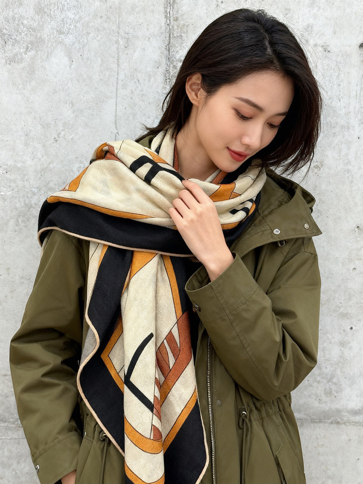 💟2025年早秋上新💞【双面同色丝绒方巾】手工卷边山羊绒和真丝混纺披肩（70%山羊绒，30%桑蚕丝）这款