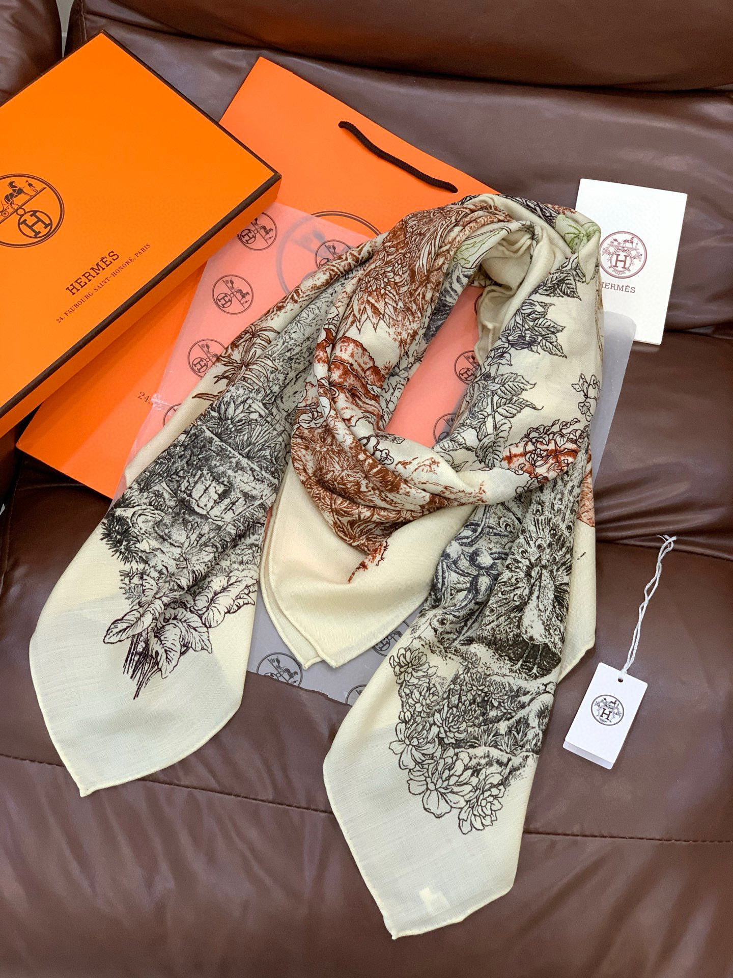 重磅推荐的140顶级丝绒双面异色披肩《回归自然》 披肩尺寸：140*140方巾 70%羊绒30%真丝这张