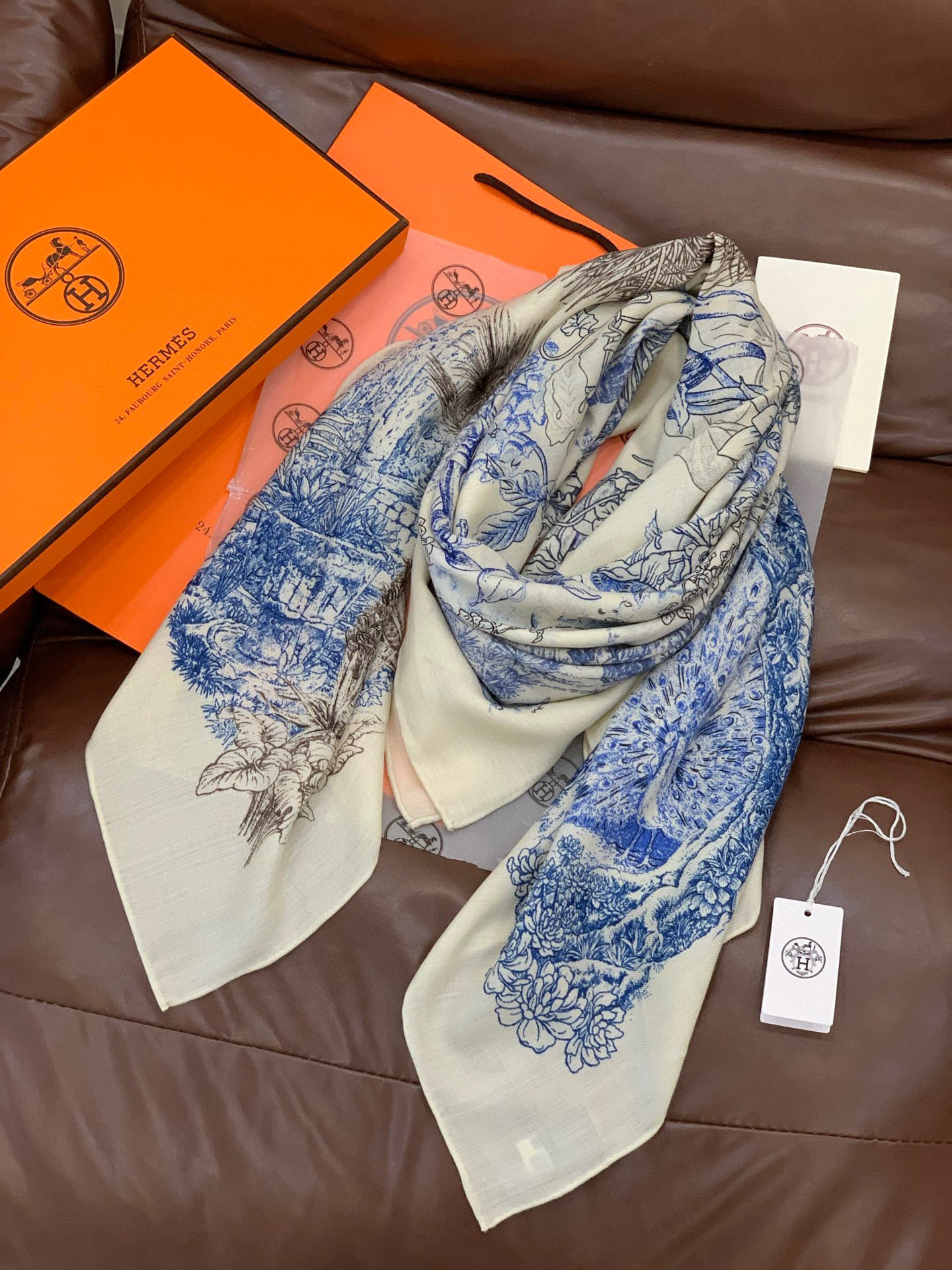 重磅推荐的140顶级丝绒双面异色披肩《回归自然》 披肩尺寸：140*140方巾 70%羊绒30%真丝这张