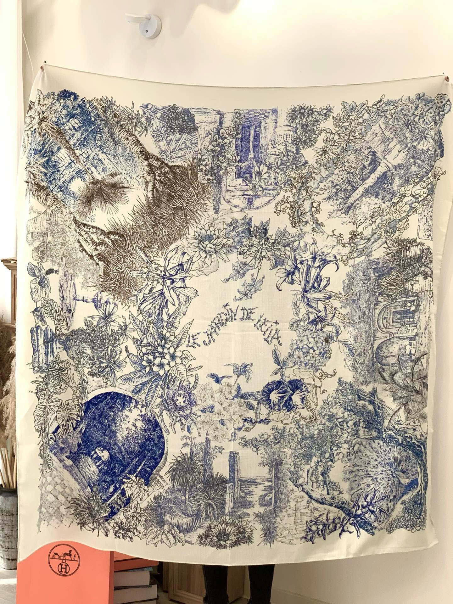 重磅推荐的140顶级丝绒双面异色披肩《回归自然》 披肩尺寸：140*140方巾 70%羊绒30%真丝这张