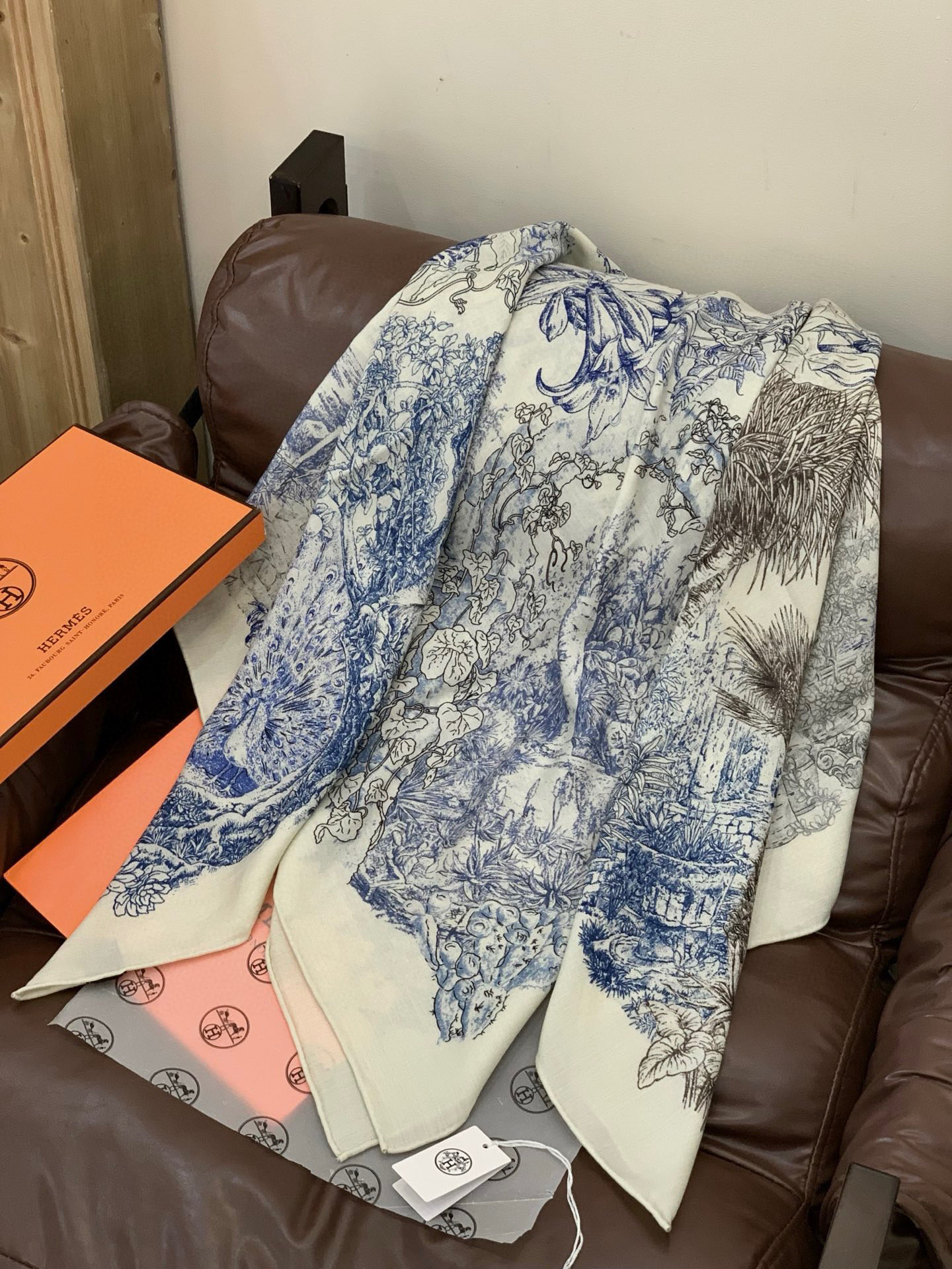 重磅推荐的140顶级丝绒双面异色披肩《回归自然》 披肩尺寸：140*140方巾 70%羊绒30%真丝这张