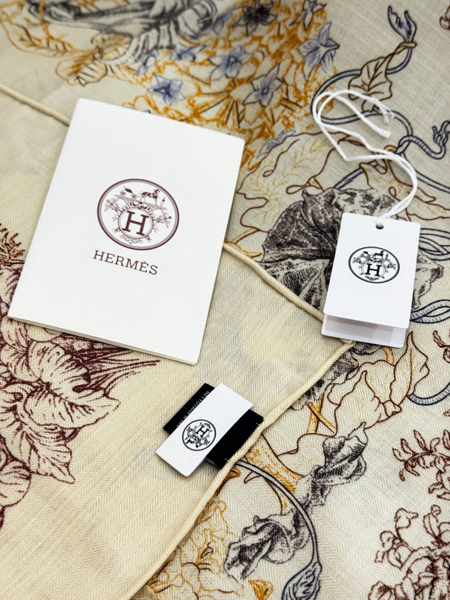 重磅推荐的140顶级丝绒双面异色披肩《回归自然》 披肩尺寸：140*140方巾 70%羊绒30%真丝这张