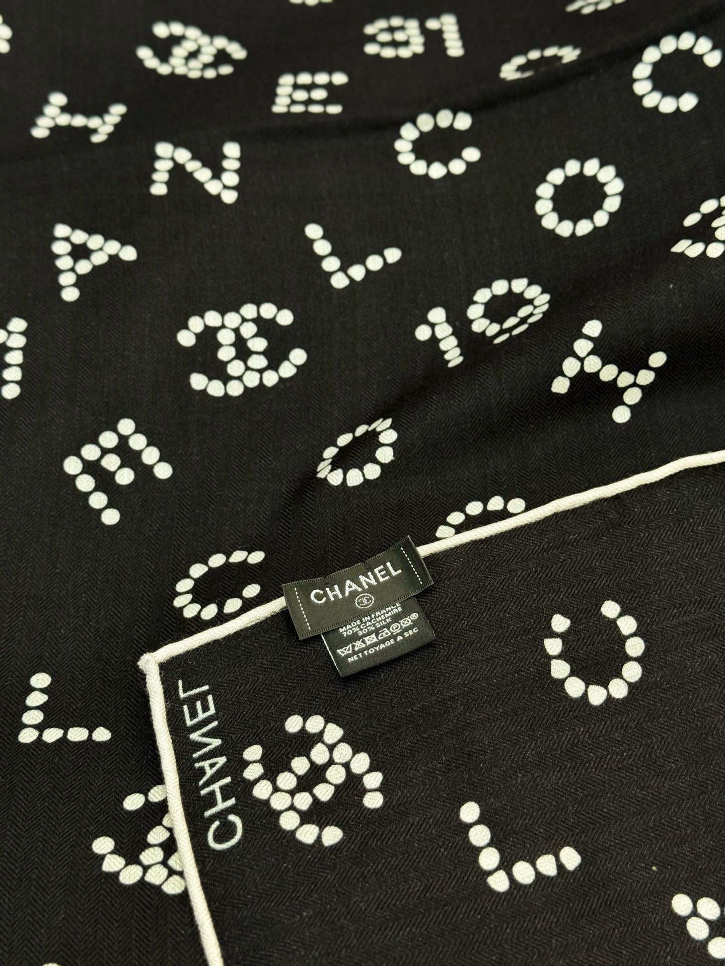 Chanel-丝绒双面方巾【140双面同色】出道即巅峰🐂火爆到一条难求🖤高级感十足的字母CC，和一切经典