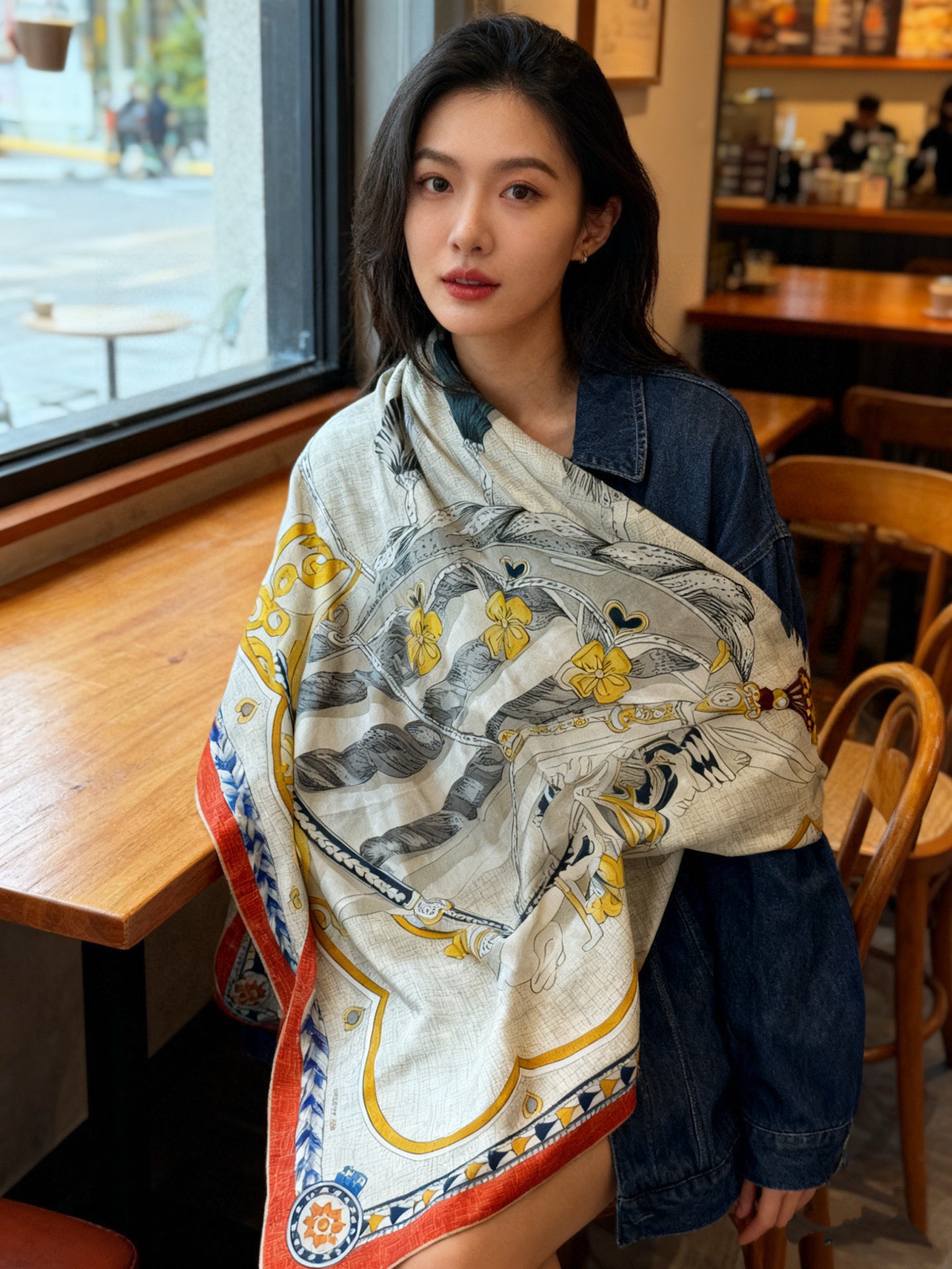 NO:603443,[Double-sided same color] Original Hermès 140cm velvet square scarf Sweet saddlery, a dinner plate designed by decorators Fontaine and Persier adds a knightly romantic atmosphere. The dinner plate was made in 1804. Today, two centuries later, this lovely couple plays the role of a mandarin duck in love, and the pattern they created together turns into a delicate embellishment on the horse's hooves. It's time for a romantic trot.  This model will definitely scream counter quality. It is a top visual feast. The top-grade silk and cashmere blended herringbone pattern is as soft and silky as velvet, making it a unique and precious existence. It is an absolute top-quality product in overseas counters!  Special channel goods are sold one by one less [Specifications 140x140cm 70 cashmere 30 silk double-sided same color] high version scarf, high version scarf, hermes, real silk19860909【双面同色】原单爱马仕140cm丝绒方巾 甜蜜的鞍具,装饰家芳登和佩西耶设计的一款餐盘增添骑士般的浪漫气息,该餐盘制作于1804年.两个世纪后的今天,这对可爱的情侣扮演着热恋鸳鸯的角色,他们合作打造的图案幻化为马蹄上的精致点缀.是时候来一场浪漫的小跑了. 绝对会尖叫的专柜品质此款是H顶级视觉盛宴顶级真丝羊绒混纺人字纹如天鹅绒般柔软丝滑,使之成为独一无二的珍贵存在.海外专柜同步绝对的顶级好货！特殊渠道货卖一个少一个【规格140x140cm 70羊绒30真丝 双面同色】高版本围巾,高版本围巾,hermes,real silk,scarf