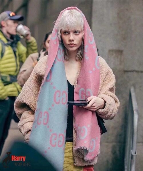 P105 ▪️Gucci最新专柜同步款‼️图案真的超级好看啊~就喜欢这种GG腔调！价格超级给力，福利推荐❤️专柜售价9k＋❗️面料是强捻精纺双面真丝羊毛，非常工整精致的面料，呈现出极具力度的线面结构，极具支撑力及柔韧性‼️骨灰级老客户实用推荐，这样的质感，款式，工艺，真的可以秒杀太多‼️好的材质，款式，工艺，给予我们的感受是完全不同的‼️很多时候，不仅需要一件高品质的，最关心的还是好驾驭。懂得入。限量的配色，男女围都特别好看‼️规格：35*180cm，91%羊毛9%真丝。三个色。