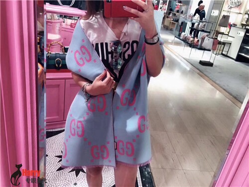 P105 ▪️Gucci最新专柜同步款‼️图案真的超级好看啊~就喜欢这种GG腔调!价格超级给力,福利推荐❤️专柜售价9k+❗️面料是强捻精纺双面真丝羊毛,非常工整精致的面料,呈现出极具力度的线面结构,极具支撑力及柔韧性‼️骨灰级老客户实用推荐,这样的质感,款式,工艺,真的可以秒杀太多‼️好的材质,款式,工艺,给予我们的感受是完全不同的‼️很多时候,不仅需要一件高品质的,最关心的还是好驾驭。懂得入。限量的配色,男女围都特别好看‼️规格:35*180cm,91%羊毛9%真丝。三个色。