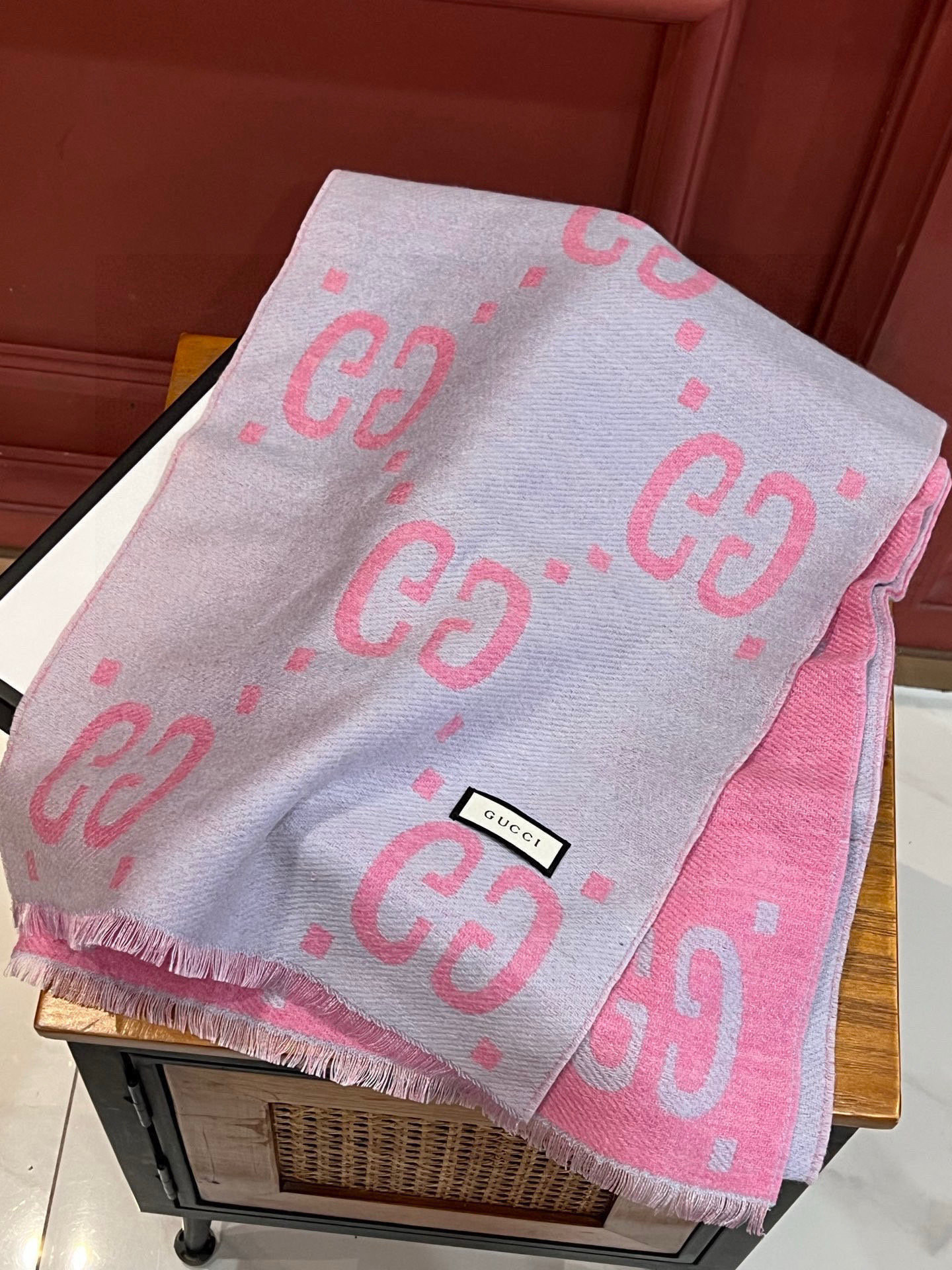 P105 ▪️Gucci最新专柜同步款‼️图案真的超级好看啊~就喜欢这种GG腔调!价格超级给力,福利推荐❤️专柜售价9k+❗️面料是强捻精纺双面真丝羊毛,非常工整精致的面料,呈现出极具力度的线面结构,极具支撑力及柔韧性‼️骨灰级老客户实用推荐,这样的质感,款式,工艺,真的可以秒杀太多‼️好的材质,款式,工艺,给予我们的感受是完全不同的‼️很多时候,不仅需要一件高品质的,最关心的还是好驾驭。懂得入。限量的配色,男女围都特别好看‼️规格:35*180cm,91%羊毛9%真丝。三个色。