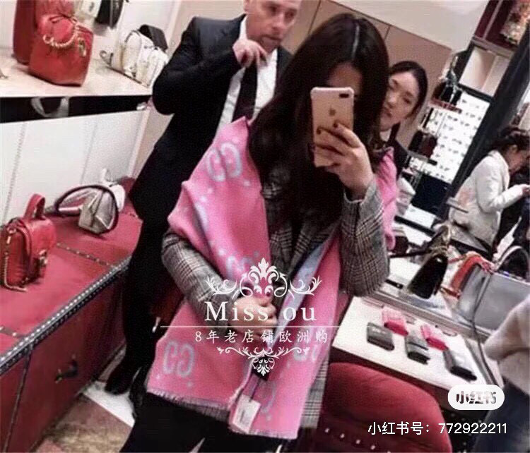 P105 ▪️Gucci最新专柜同步款‼️图案真的超级好看啊~就喜欢这种GG腔调!价格超级给力,福利推荐❤️专柜售价9k+❗️面料是强捻精纺双面真丝羊毛,非常工整精致的面料,呈现出极具力度的线面结构,极具支撑力及柔韧性‼️骨灰级老客户实用推荐,这样的质感,款式,工艺,真的可以秒杀太多‼️好的材质,款式,工艺,给予我们的感受是完全不同的‼️很多时候,不仅需要一件高品质的,最关心的还是好驾驭。懂得入。限量的配色,男女围都特别好看‼️规格:35*180cm,91%羊毛9%真丝。三个色。