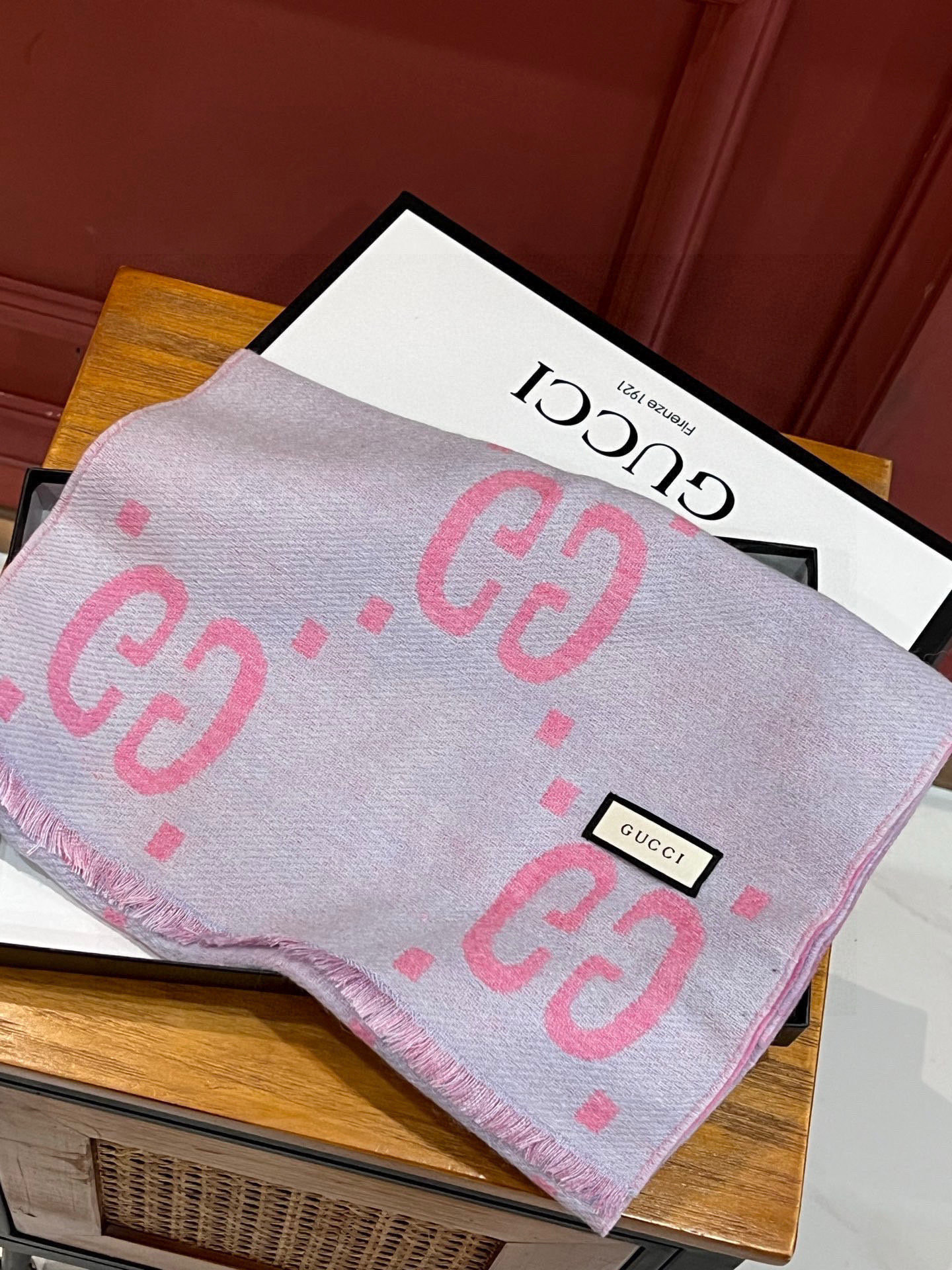 P105 ▪️Gucci最新专柜同步款‼️图案真的超级好看啊~就喜欢这种GG腔调!价格超级给力,福利推荐❤️专柜售价9k+❗️面料是强捻精纺双面真丝羊毛,非常工整精致的面料,呈现出极具力度的线面结构,极具支撑力及柔韧性‼️骨灰级老客户实用推荐,这样的质感,款式,工艺,真的可以秒杀太多‼️好的材质,款式,工艺,给予我们的感受是完全不同的‼️很多时候,不仅需要一件高品质的,最关心的还是好驾驭。懂得入。限量的配色,男女围都特别好看‼️规格:35*180cm,91%羊毛9%真丝。三个色。