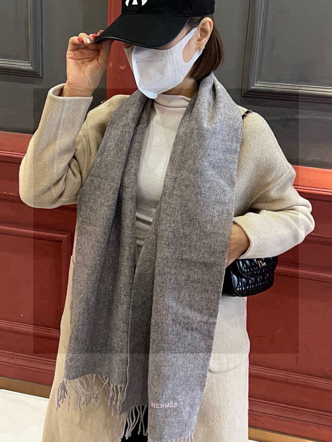 P140 HERMFS【爱马仕】巴黎时装展双面羊绒围巾!采用蒙古高原细羊绒!手感满满地都是细腻的绒毛!这个价格绝对百分之百的实惠!精湛绝伦的绣字工艺!送礼自留都不错!绝对好货!每条都经过多次检查出货!无一次品!不满意手感包退换!这样的好东西错过实在可惜 尺寸:180*35