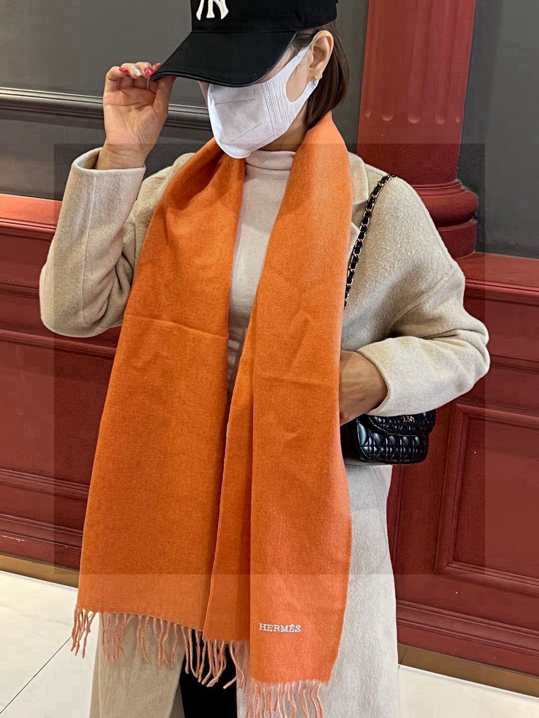 P140 HERMFS【爱马仕】巴黎时装展双面羊绒围巾!采用蒙古高原细羊绒!手感满满地都是细腻的绒毛!这个价格绝对百分之百的实惠!精湛绝伦的绣字工艺!送礼自留都不错!绝对好货!每条都经过多次检查出货!无一次品!不满意手感包退换!这样的好东西错过实在可惜 尺寸:180*35