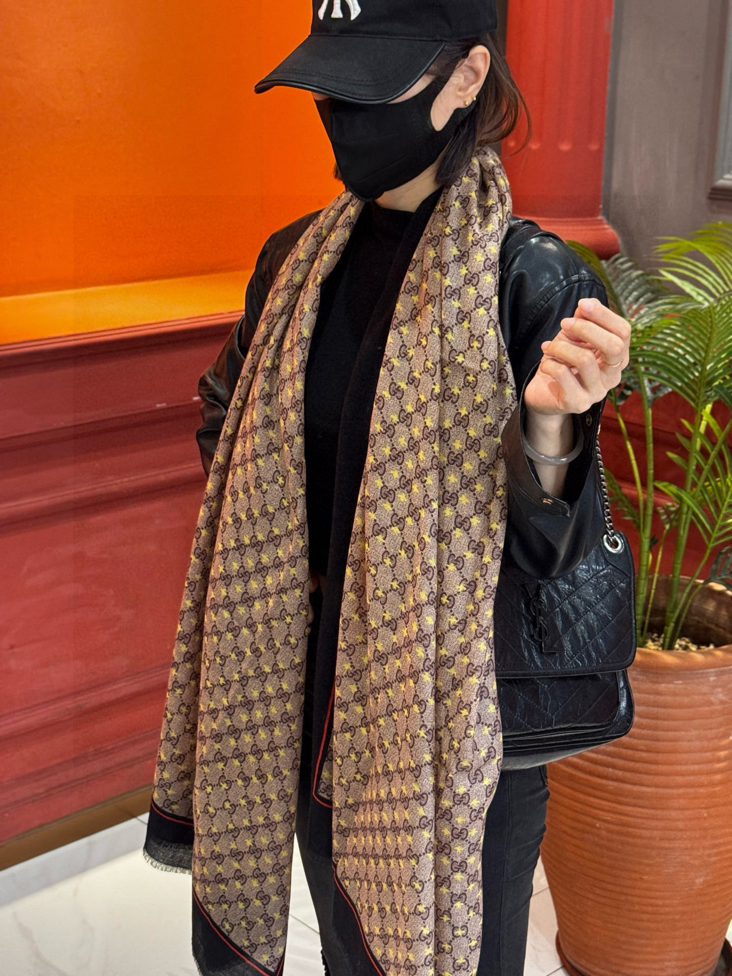 P190   ✨✨GUCCI新款！ 印花工艺  稀疏层次设计  配以精美  真心特别  上身简直了‼️ 围着不说话都散发着优雅气质‼️】相对于印染，有着独特的粗狂大雅美，很有气场‼️大牌气场又带点纯美110*200cm 全羊绒