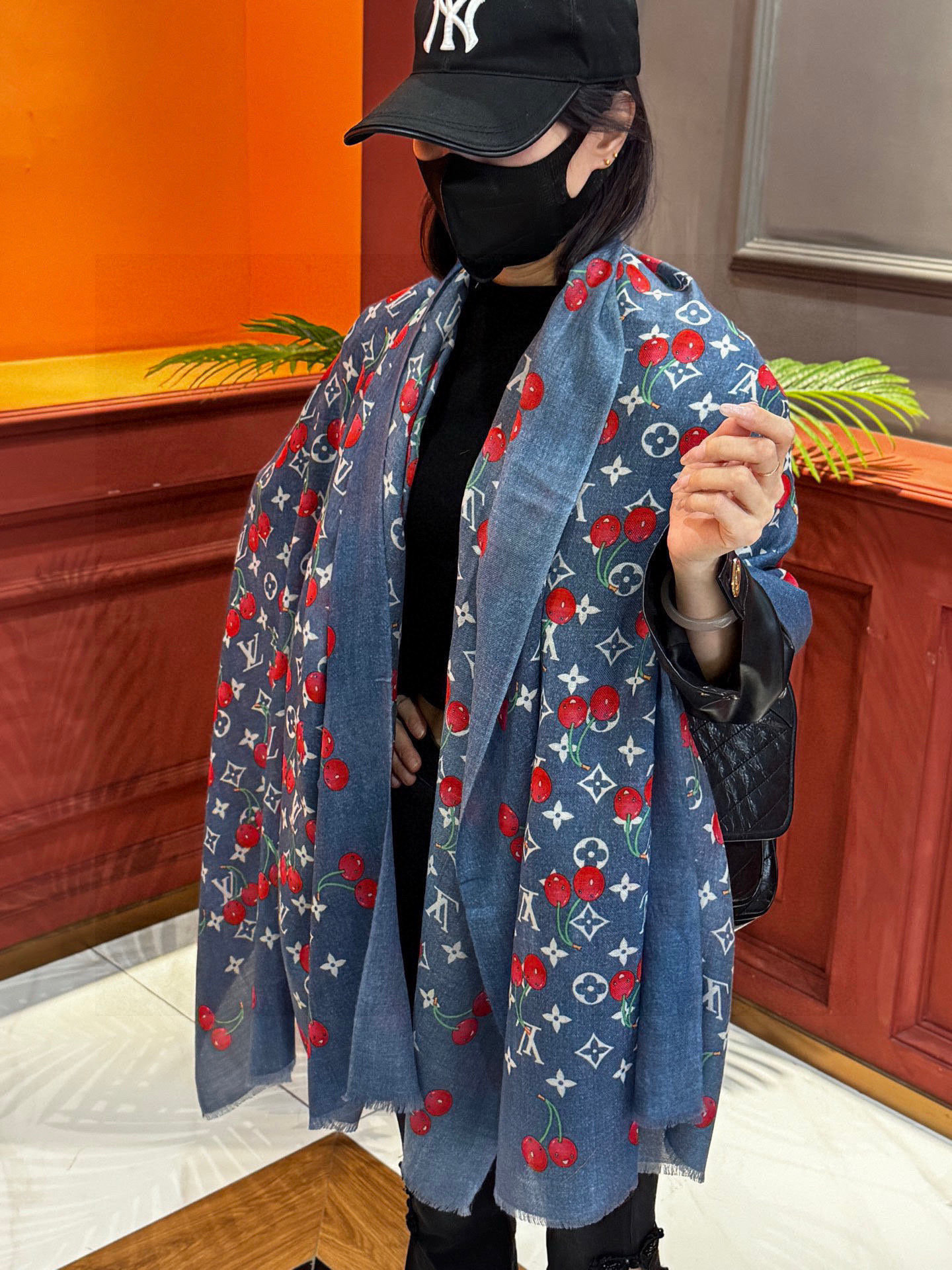 上新💕 🔥新款樱桃LV羊绒方巾 LV x TM Monogram Cerise 出自路易威登 x 村上隆复刻系列,以明快的艺术风格重绎经典品牌标识.Monogram 背景与村上隆的缤纷樱桃图案共筑活力夏日格调,与同系列其他单品搭配相宜. 尺寸:100*200