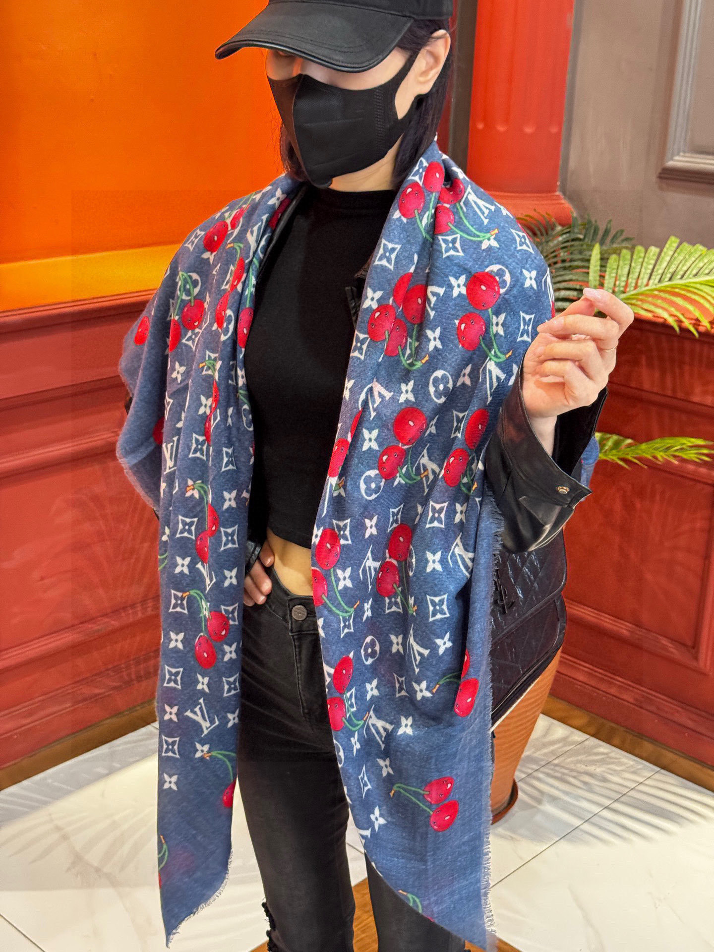 上新💕 🔥新款樱桃LV羊绒方巾 LV x TM Monogram Cerise 出自路易威登 x 村上隆复刻系列,以明快的艺术风格重绎经典品牌标识.Monogram 背景与村上隆的缤纷樱桃图案共筑活力夏日格调,与同系列其他单品搭配相宜. 尺寸:140x 140