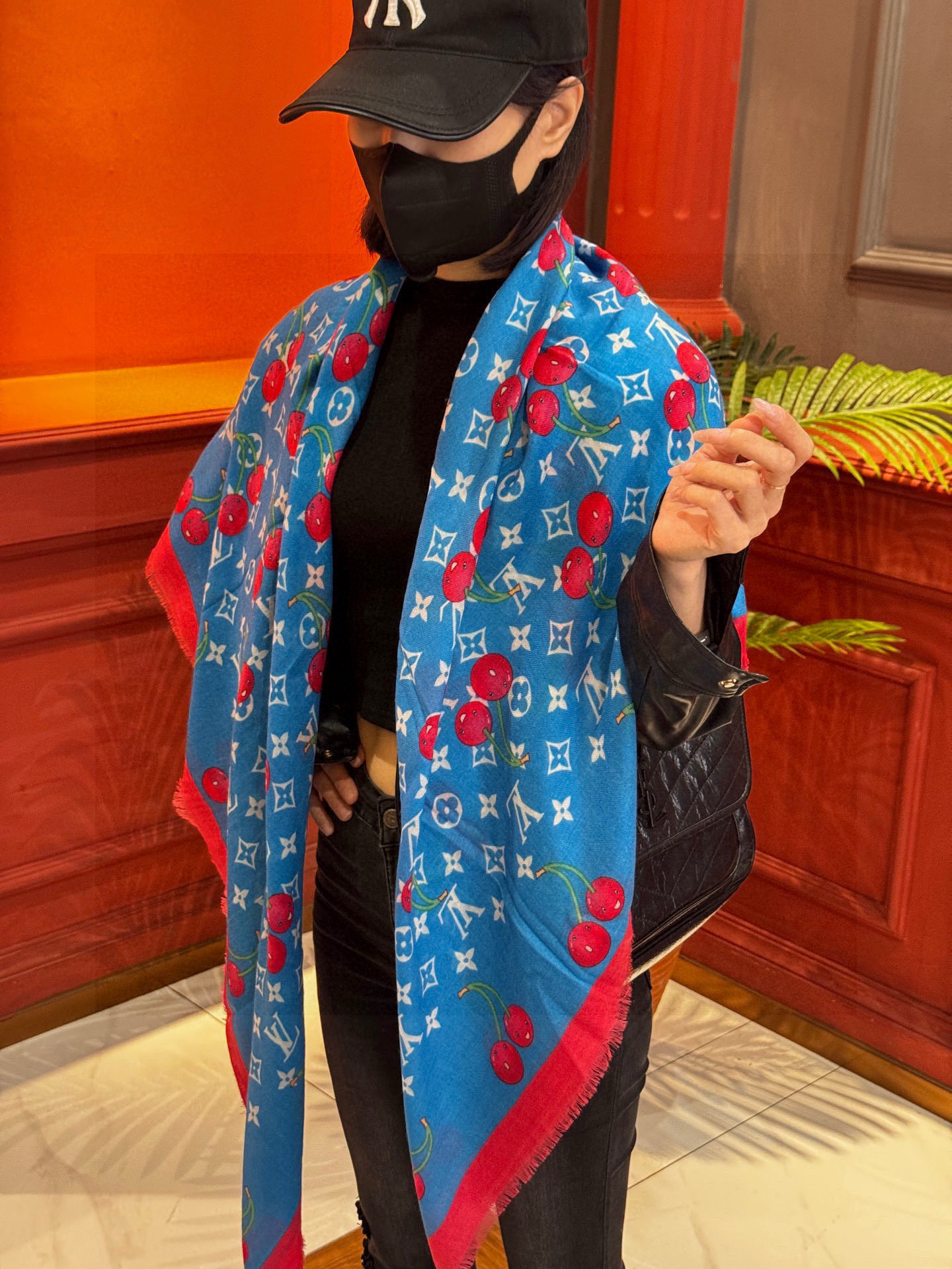 NO:603596,The new cherry LV cashmere square scarf LV x TM Monogram Cerise is from the Louis Vuitton19860909上新 新款樱桃LV羊绒方巾 LV x TM Monogram Cerise 出自路易威登 x 村上隆复刻系列,以明快的艺术风格重绎经典品牌标识.Monogram 背景与村上隆的缤纷樱桃图案共筑活力夏日格调,与同系列其他单品搭配相宜. 尺寸140x 140高版本围巾,高版本围巾,louis vuitton,louis vuitton,scarf