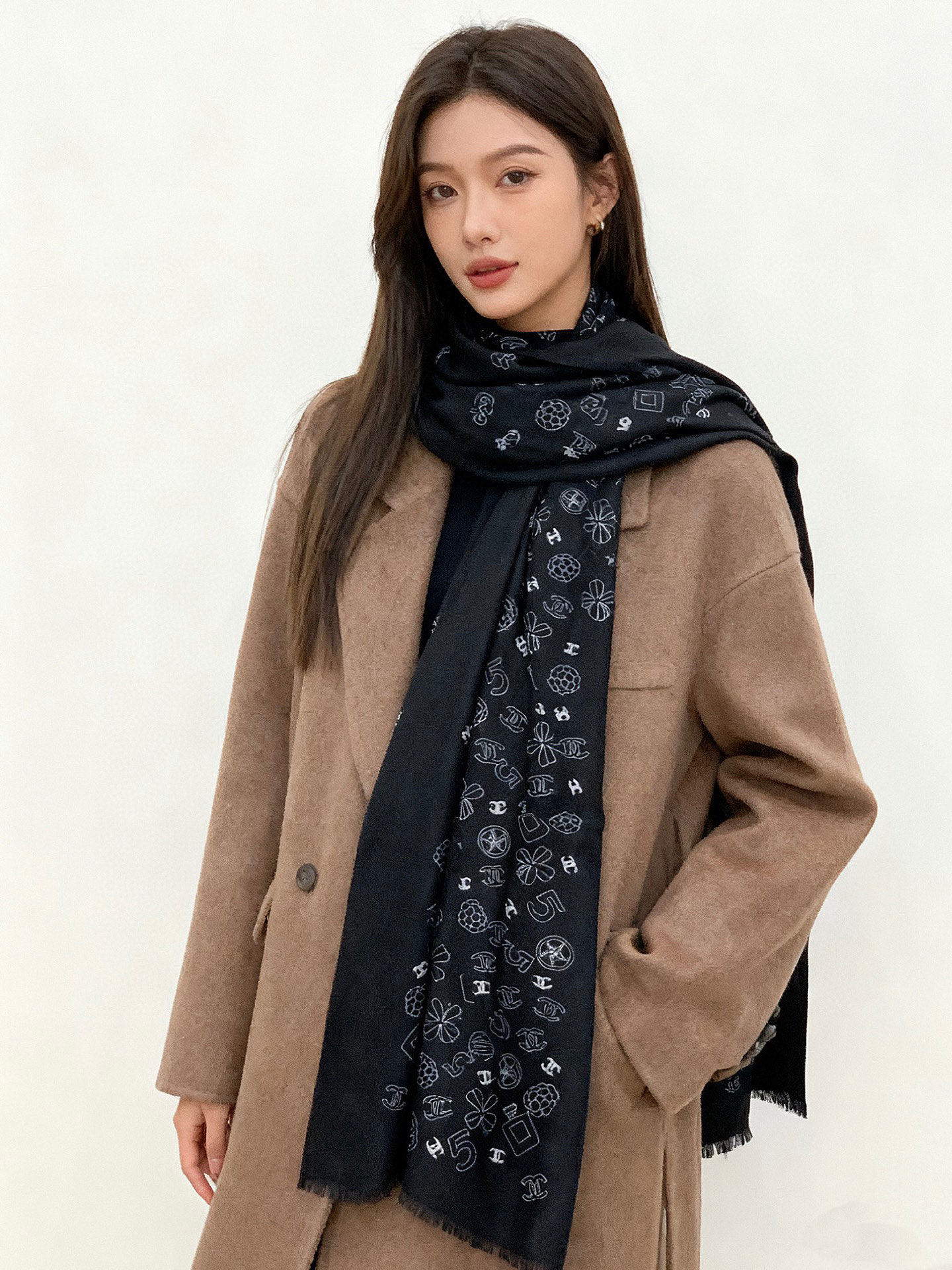 P195 💟CHANEL香奈儿经典元素设计优雅大方，绕在颈间超级完美💋💋简直人间的尤物😍 专柜品质[玫瑰]长巾100*200cm 100%顶级纯羊绒[强]自留款喜欢的快来抢吧