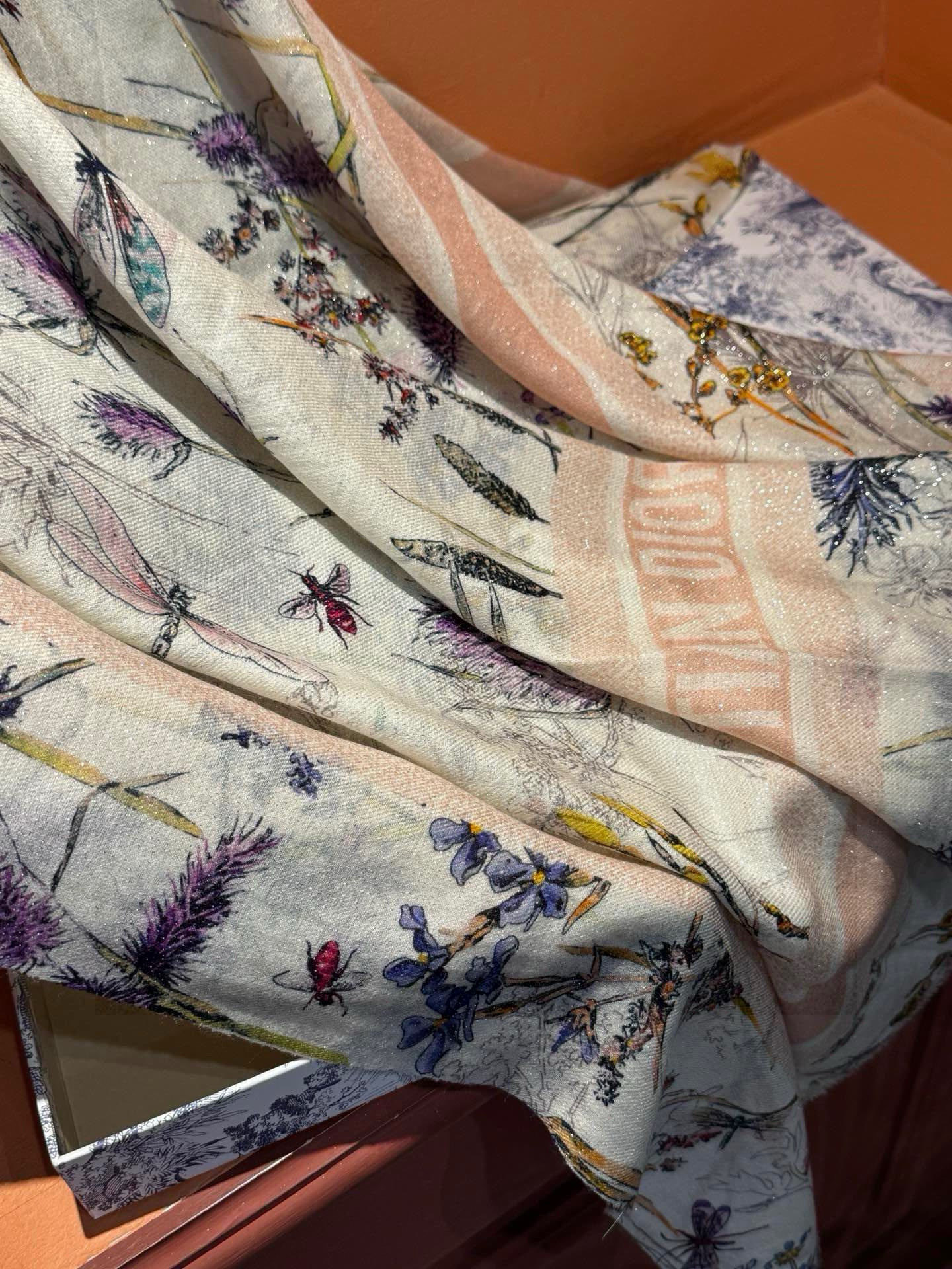 P215(会发光发亮的围巾)💃🏻💃🏻D家【D太阳女神银丝长巾】‼️抢‼️VIP推荐 ‼️👍下手一定要快【高端 大爱 ‼️羊绒➕银丝 婴儿触感舒服到飞❤️女人尤物 货极少 四季都可以用‼️真心美的让人非常非常心动 上身效果简直美翻了 品质非常完美👍‼️ 整个围巾给人大牌气场的同时又非常精致秀丽💟绝对值得入手的新款💟‼️ 实物一拿到就会庆幸自己是女人的绝美好货😂 值得品鉴‼️完美气质品味Ditails首选👍VIP们 上‼️🌟尺寸:100*200