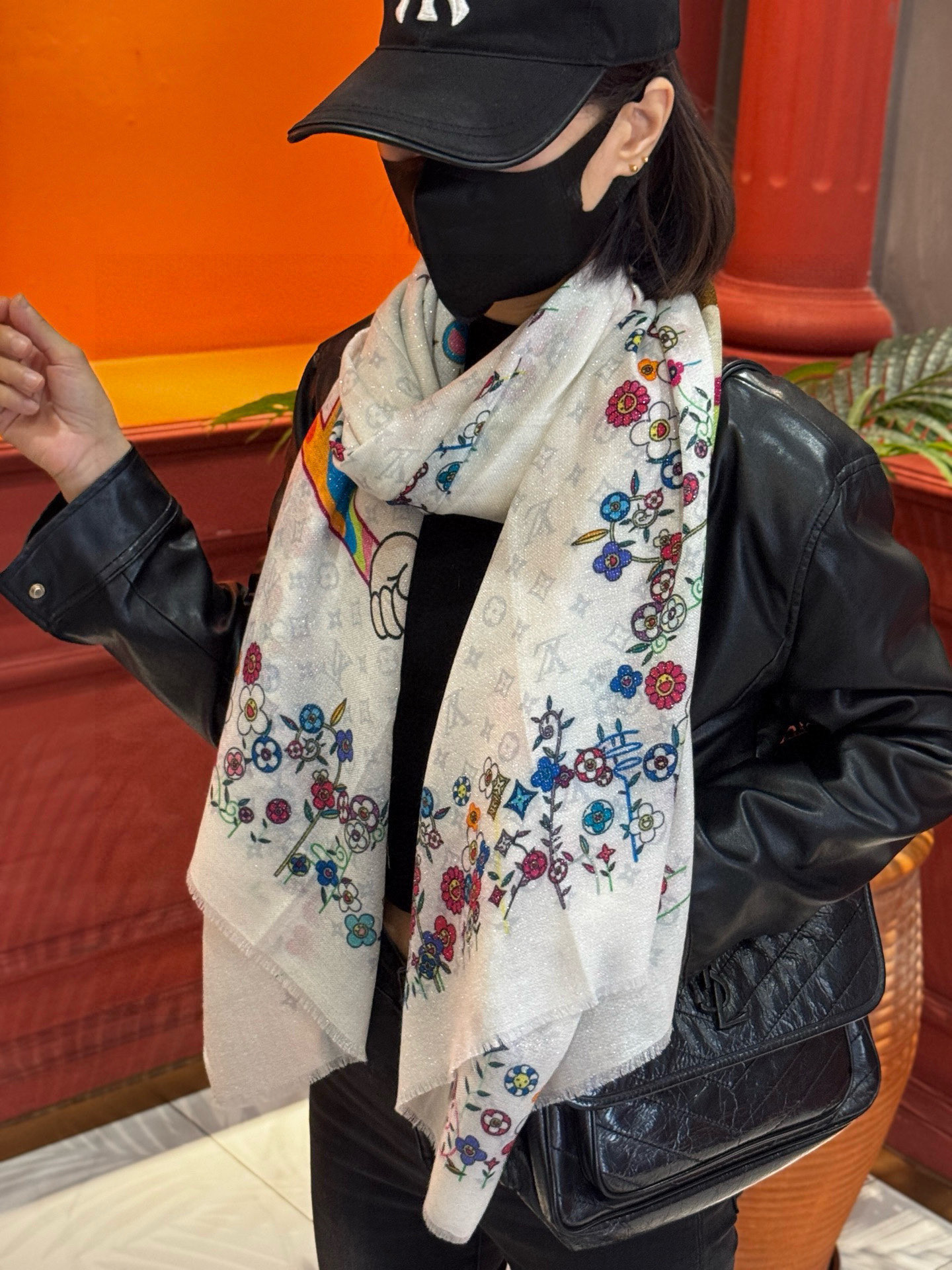 会发光发亮的围巾25年新品🌈上新 专柜同步材质 LV x TM Monogram Superflat Flowers 方巾出自路易威登与村上隆携手呈现的合作系列,为柔软羊绒银丝全幅描绘 Monogram 图案背景,再以灵动花卉边缘致意艺术家的“超扁平”风格.尺寸100*200