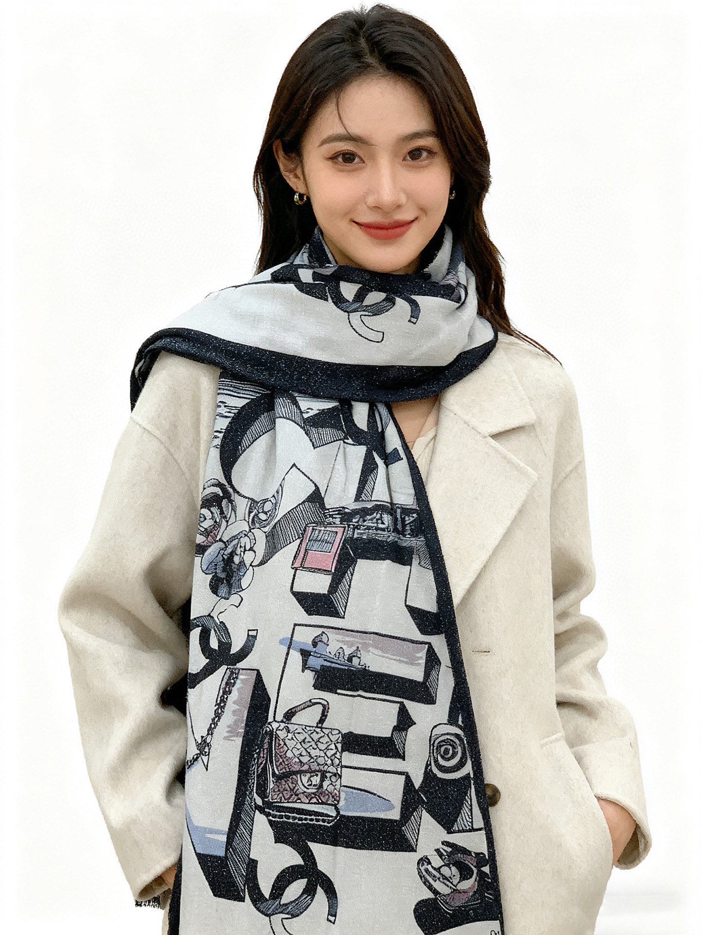 P215  会发光发亮的围巾💟香奶奶专柜上新客供羊绒长巾👑👑 卖的超爆的，亮晶晶✨的银丝上身才会知道她的美，洋气、大牌范十足。最要紧的是，显的皮肤很白嫩还特吸睛。采用进口数码印花风格，彰显的淋漓尽致！卖的火是有理由的！不是单纯的漂亮这么简单！尺寸110*200cm，100%顶级纯羊绒