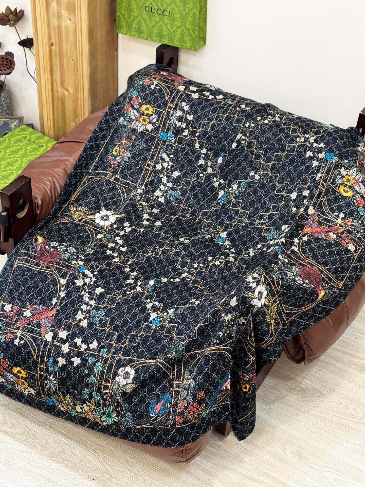 P215 会发光发亮的围巾羊绒新款 🆕🆕🌈💫速度‼️下手一定要快‼️G家新款【GG字母花卉长巾】,高端 大爱 货极少 现在用极好‼️真心美的让人非常非常心动 上身效果简直美翻了 品质非常完美👍‼️ 】整个围巾给人大牌气场的同时又非常精致秀丽💟绝对值得入手的新款💟‼️ 实物一拿到就会庆幸自己是女人的绝美好货😂 值得品鉴‼️完美气质品味Ditails首选👍🌟尺寸:110*200cm 100%顶极羊绒👑