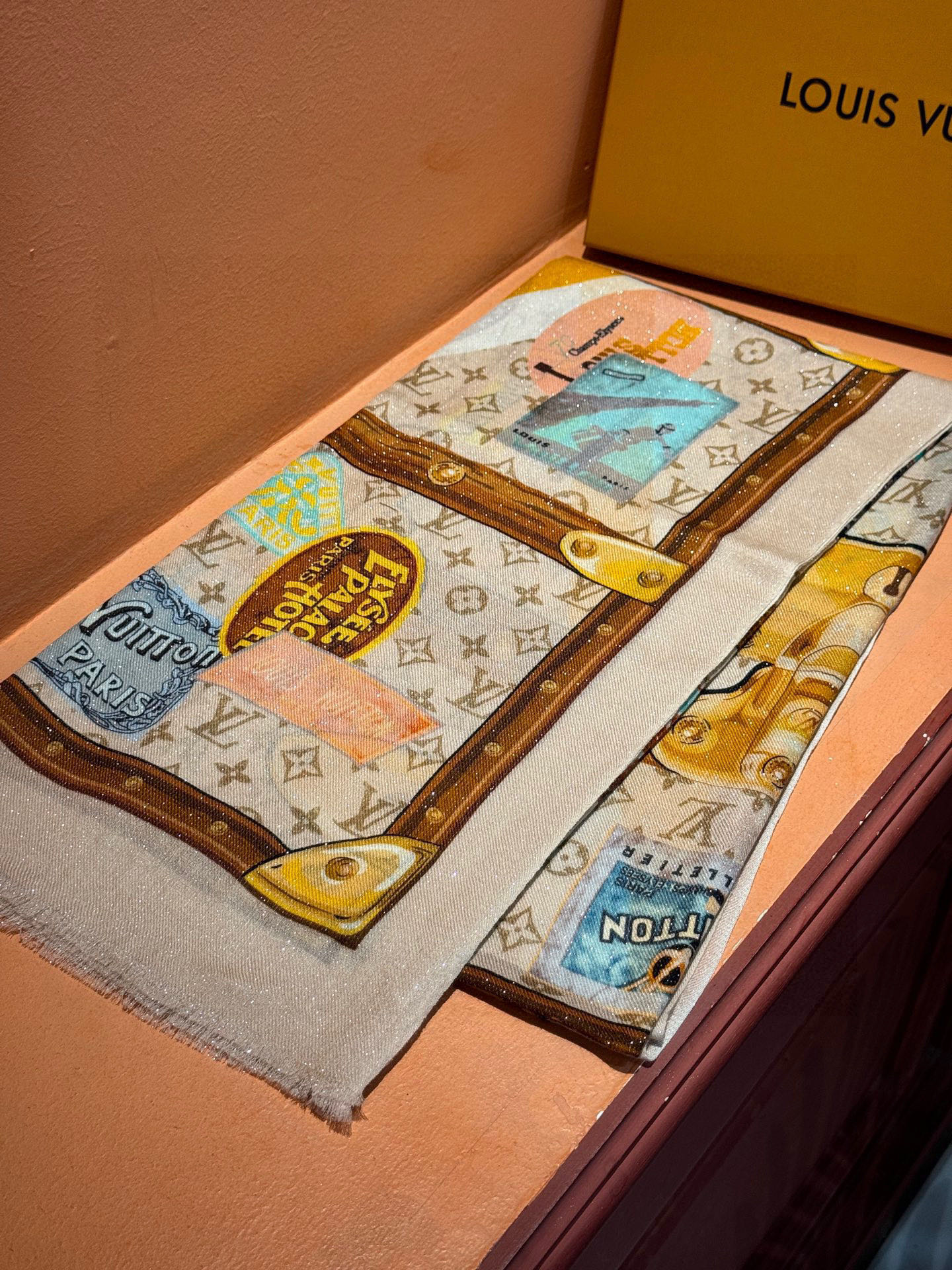 P215 会发光发亮的围巾真心赞‼️驴家【L链条箱包花纹银丝长巾】银丝印花羊绒长巾,2023新款方巾来撷Nouficel 胶囊系列的澳雅色彩,续写Mixand Srop主题铁事。Monogom图案成为背景,路易威登的经典元素交织继绕,巧妙教敬品牌精基皮革工艺,丝羊绒印花搭配手工卷边。强烈推荐手慢无‼️这个size不大不小特别好搭配,品质超级好‼️拿到手就会懂的高端品质,高端细节所见即所得😘重磅巨献‼️VIP客户必入推荐‼️尺寸:110*200