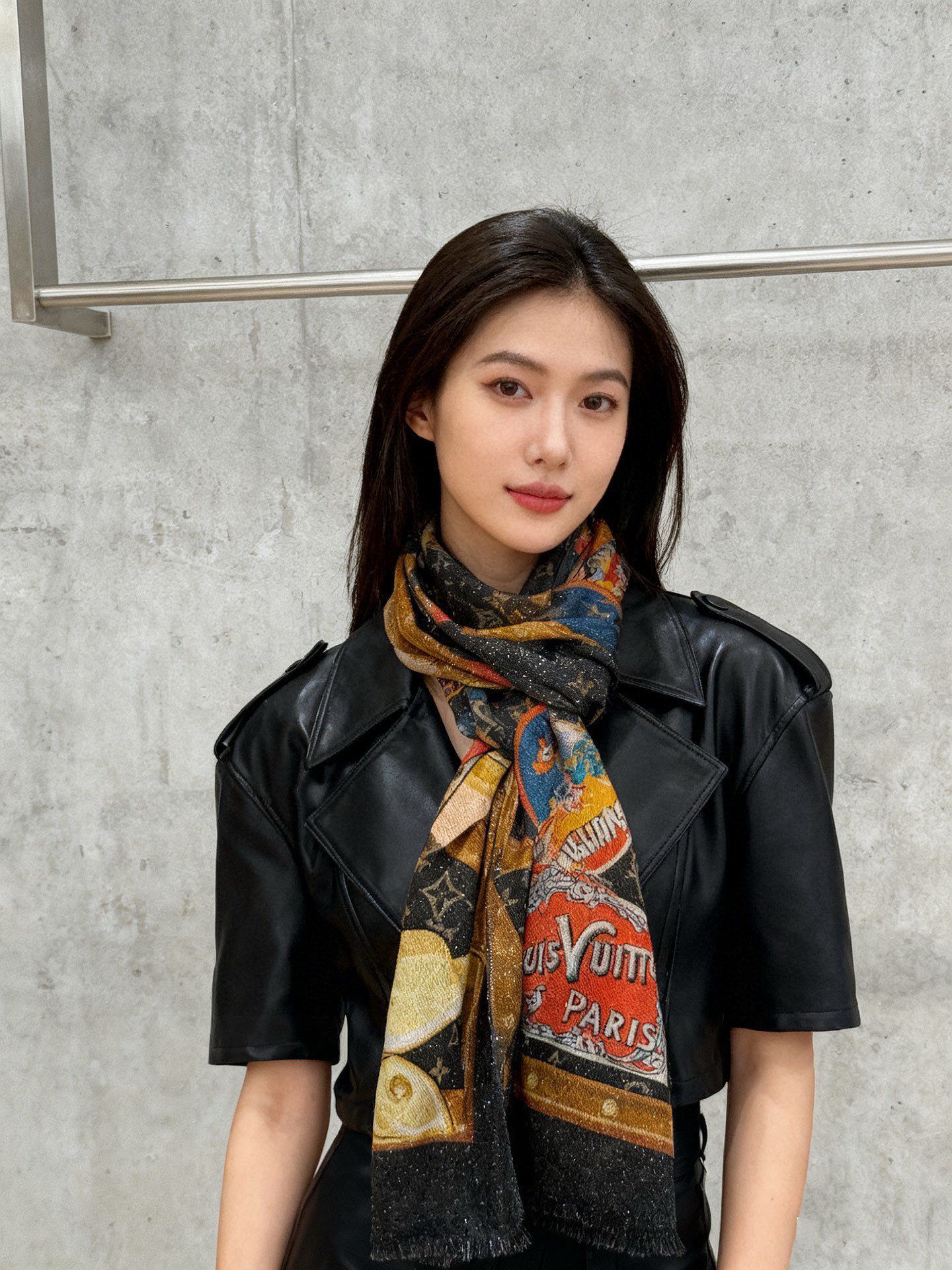 NO:603597,I really like the shiny scarf. [L Chain Bag Pattern Silver Silk Long Scarf] Silver Silk Printed Cashmere Long Scarf. The new square scarf captures the Australian and elegant colors of the Nouficel capsule series, continuing the Mixand  Srop theme ironwork. Monogom pattern becomes the background, Louis Vuitton's classic elements are intertwined, cleverly teaching the brand's refined leather craftsmanship, silk cashmere prints and hand-rolled edges. Highly recommended for hand-smooth. This size is neither big nor small, especially easy to match. The quality is super good. You will understand the high-end quality when you get it. The high-end details. What you see is what you get. VIP customers must enter. Recommended size 110*200 high version scarf, high version scarf, louis vuitton, louis vuitton, louis  vuitton19860909会发光发亮的围巾真心赞驴家【L链条箱包花纹银丝长巾】银丝印花羊绒长巾,新款方巾来撷Nouficel 胶囊系列的澳雅色彩,续写Mixand Srop主题铁事.Monogom图案成为背景,路易威登的经典元素交织继绕,巧妙教敬品牌精基皮革工艺,丝羊绒印花搭配手工卷边.强烈推荐手慢无这个size不大不小特别好搭配,品质超级好拿到手就会懂的高端品质,高端细节所见即所得重磅巨献VIP客户必入推荐尺寸110*200高版本围巾,高版本围巾,louis vuitton,louis vuitton,louis vuitton,scarf