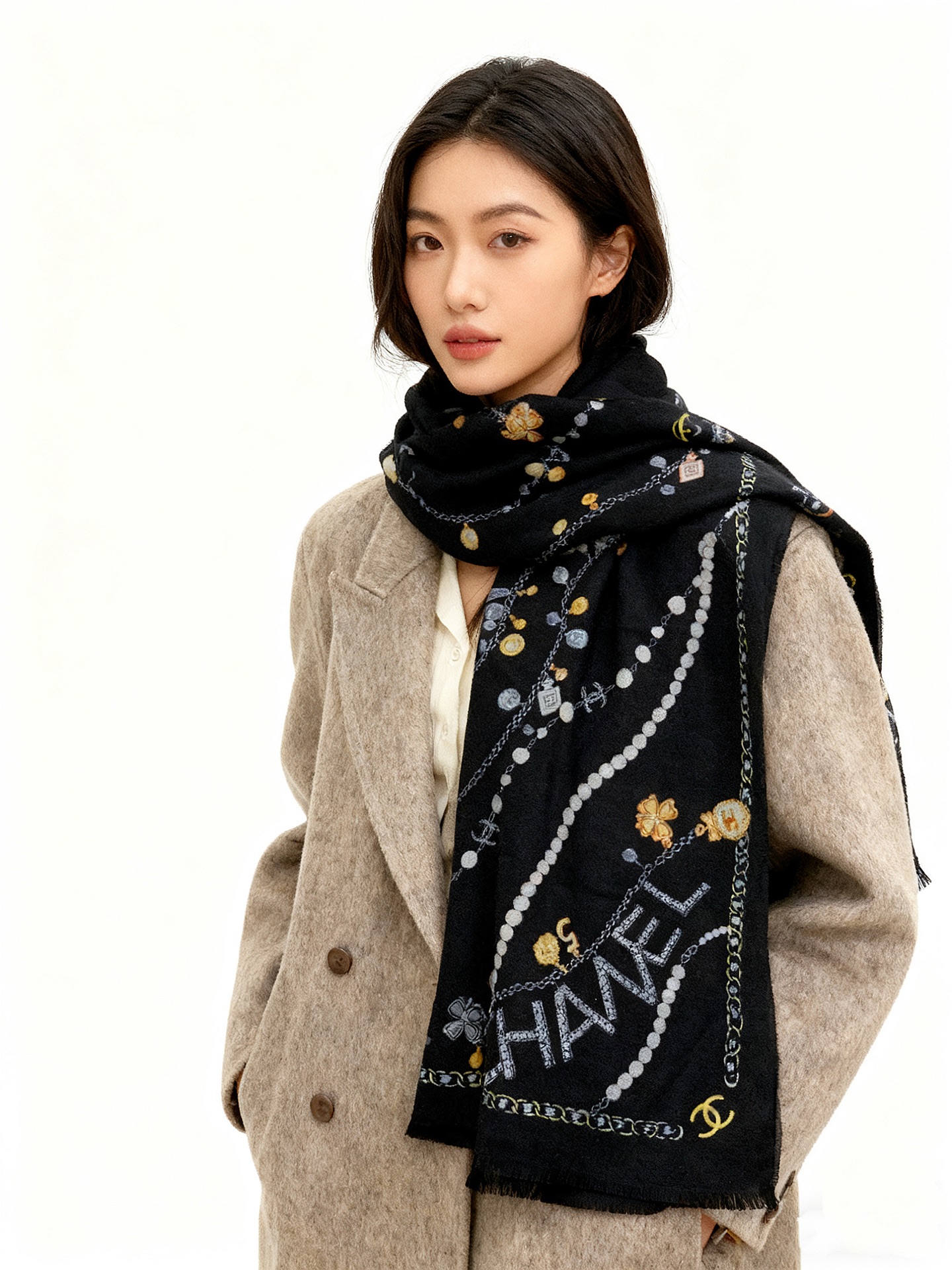 NO:603604,Chanel 25B pearl chain cashmere square scarf!  The cc pearl necklace chain square scarf has been hard to find since its release. This is one of the most beautiful scarves this year. Very high-end!  Outstanding quality!  Recommended by old customers, the best cashmere, soft and delicate is the essence of its texture. This kind can be collected!  Close your eyes!  140*140cm cashmere!  high version scarf,high version scarf,chanel,necklace19860909香奈儿25B珍珠链条羊绒方巾！ 自发售就一条难求 cc珍珠项链链条方巾, 这是本年度最美的丝巾没有之一了 非常高级！ 甩大街的品质！老客户强推入, 最最最上好的羊绒 柔软细腻是他的质感精髓 这种可以收藏！ 闭眼收！140*140cm 羊绒！高版本围巾,高版本围巾,chanel,necklace,scarf