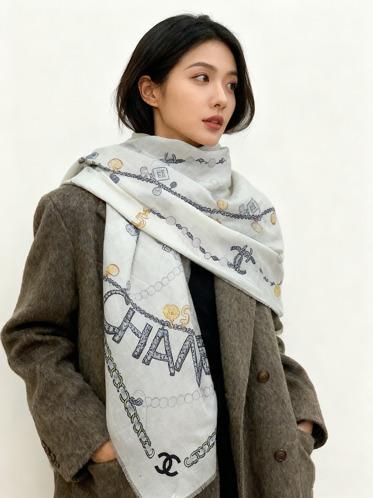 NO:603608,Chanel 25B pearl chain cashmere square scarf!  The cc pearl necklace chain square scarf has been hard to find since its release. This is one of the most beautiful scarves this year. Very high-end!  Outstanding quality!  Recommended by old customers, the best cashmere, soft and delicate is the essence of its texture. This kind can be collected!  Close your eyes!  140*140cm cashmere!  high version scarf,high version scarf,chanel,necklace19860909香奈儿25B珍珠链条羊绒方巾！ 自发售就一条难求 cc珍珠项链链条方巾, 这是本年度最美的丝巾没有之一了 非常高级！ 甩大街的品质！老客户强推入, 最最最上好的羊绒 柔软细腻是他的质感精髓 这种可以收藏！ 闭眼收！140*140cm 羊绒！ 高版本围巾,高版本围巾,chanel,necklace,scarf