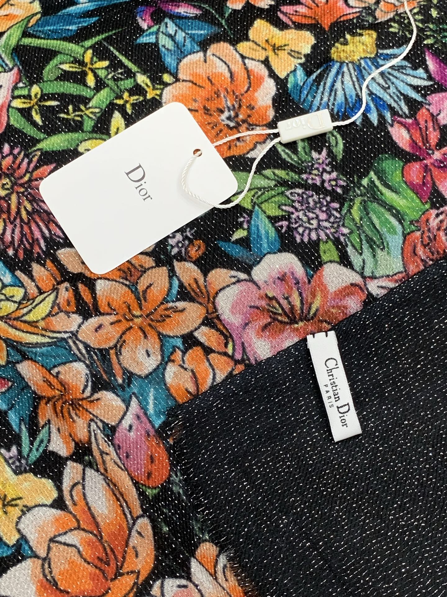 P215 会发光发亮的围巾💃🏻💃🏻D家【D花香明媚】‼️抢‼️VIP推荐 ‼️👍下手一定要快【高端 大爱 ‼️纯羊绒 婴儿触感舒服到飞❤️女人尤物 货极少 四季都可以用‼️真心美的让人非常非常心动 上身效果简直美翻了 品质非常完美👍‼️ 整个围巾给人大牌气场的同时又非常精致秀丽💟绝对值得入手的新款💟‼️ 实物一拿到就会庆幸自己是女人的绝美好货😂 值得品鉴‼️完美气质品味Ditails首选👍VIP们 上‼️🌟尺寸:100*200